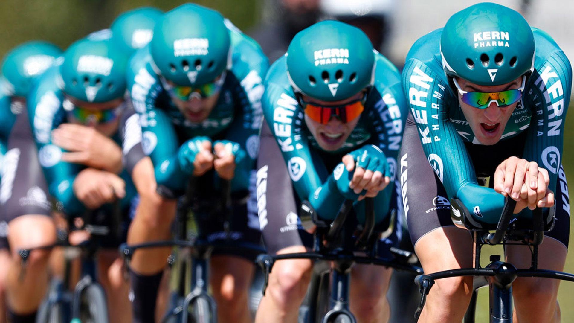 Ciclistas del equipo navarro Kern Pharma