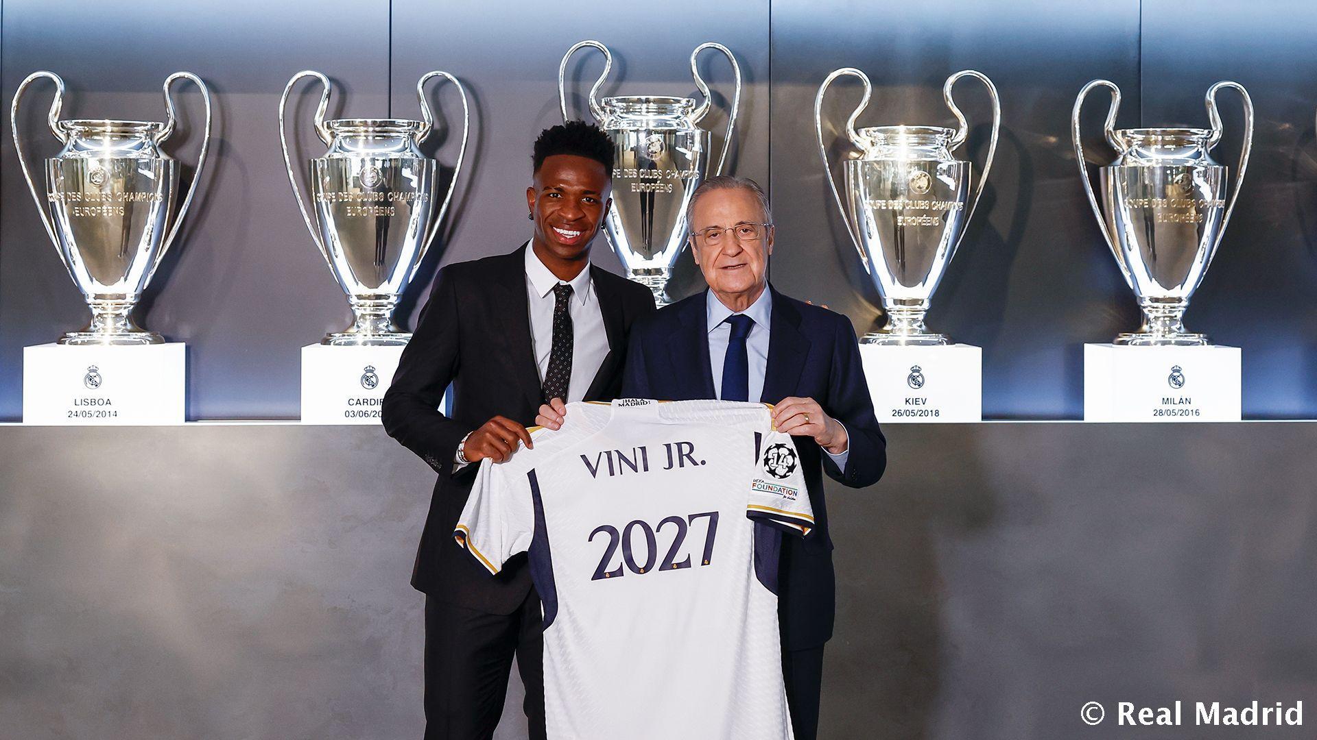 Vinicius Jr. junto a Florentino Pérez posan con una camiseta con el año 2027, fecha hasta la que ha renovado el jugador