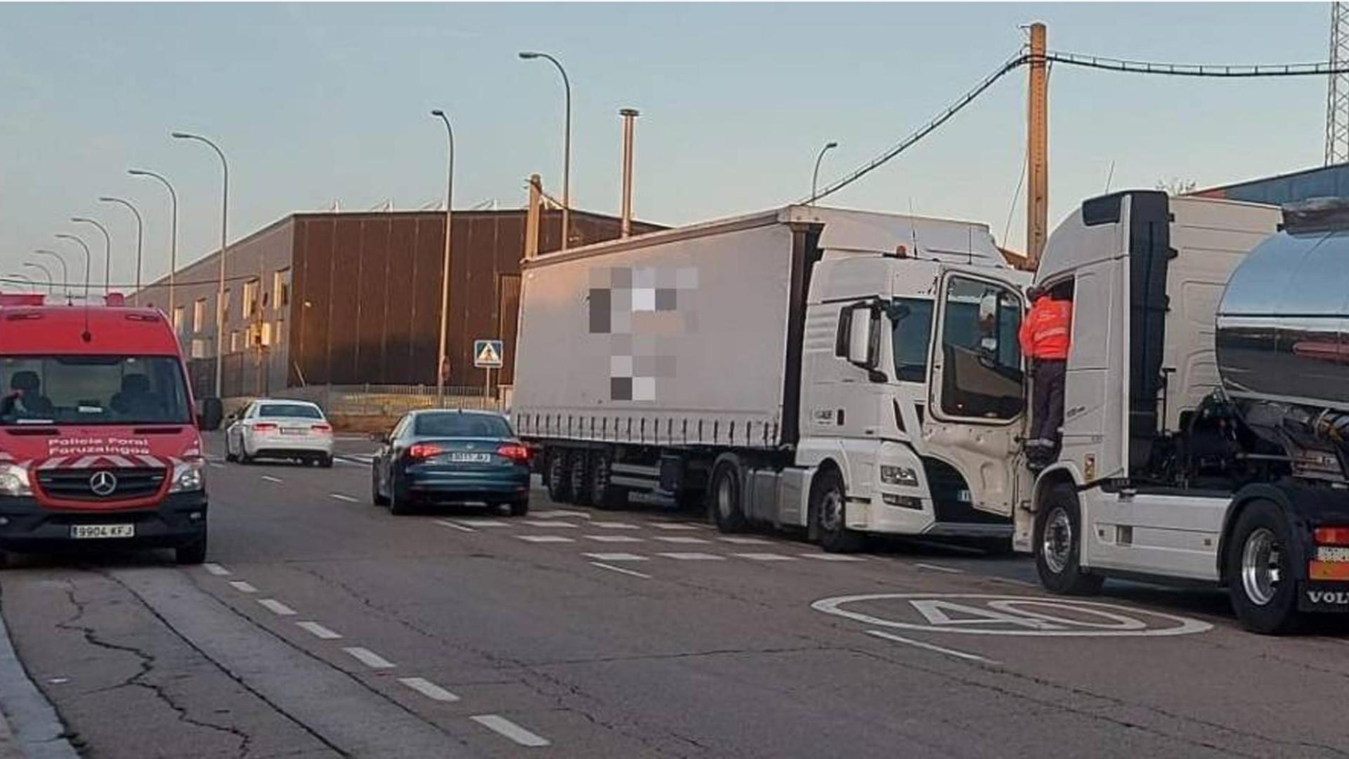 Los policías forales desplazados al área industrial próxima a la capital ribera, con el camión