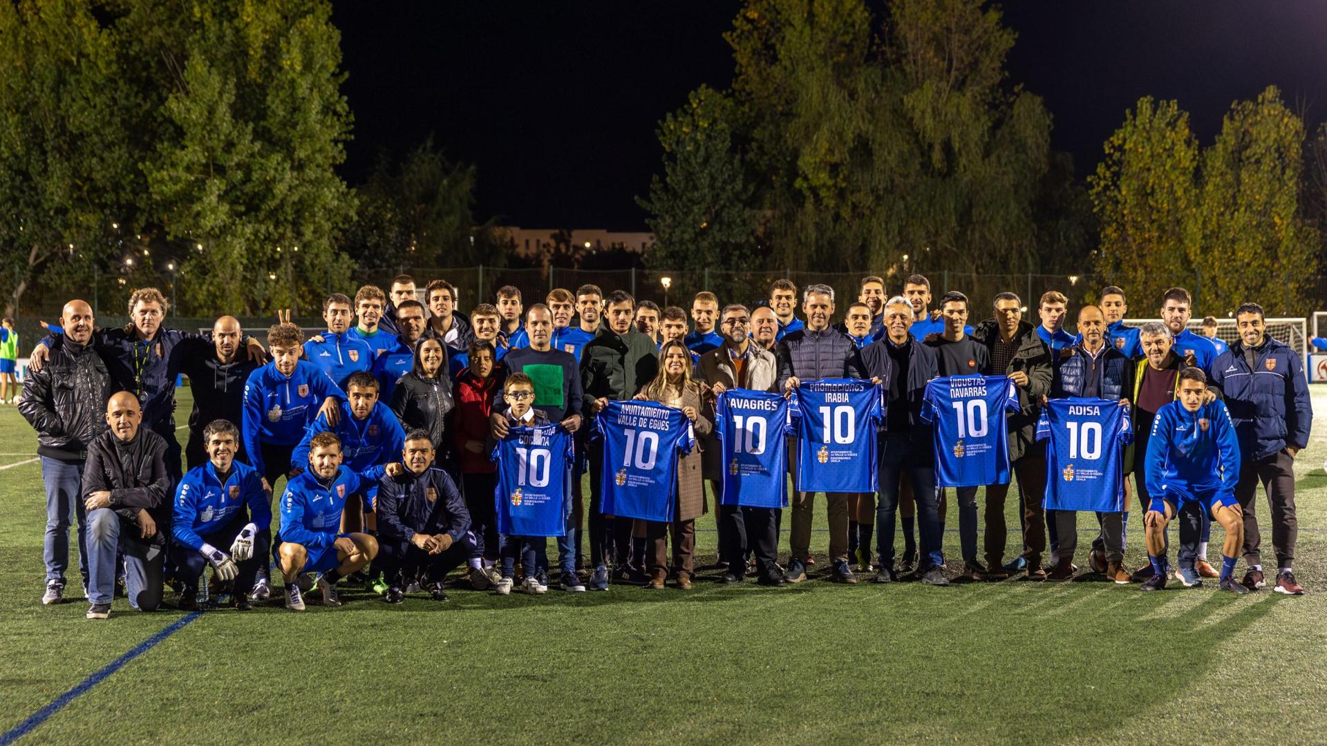LA NUEVA CAMISETA. Con motivo del partido correspondiente a la primera eliminatoria de la Copa del Rey, el Valle de Egüés invitó a los patrocinadores y jugadores que militaron en el clubla temporada pasada en un acto que tuvo lugar el pasado lunes en Sarriguren donde presentaron la camiseta que lucirán esta tarde ante el Teruel.