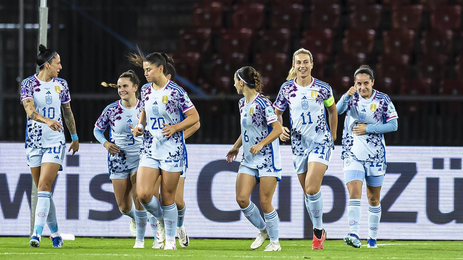 Las jugadoras de España celebran uno de los tantos anotados en la goleada a Suiza