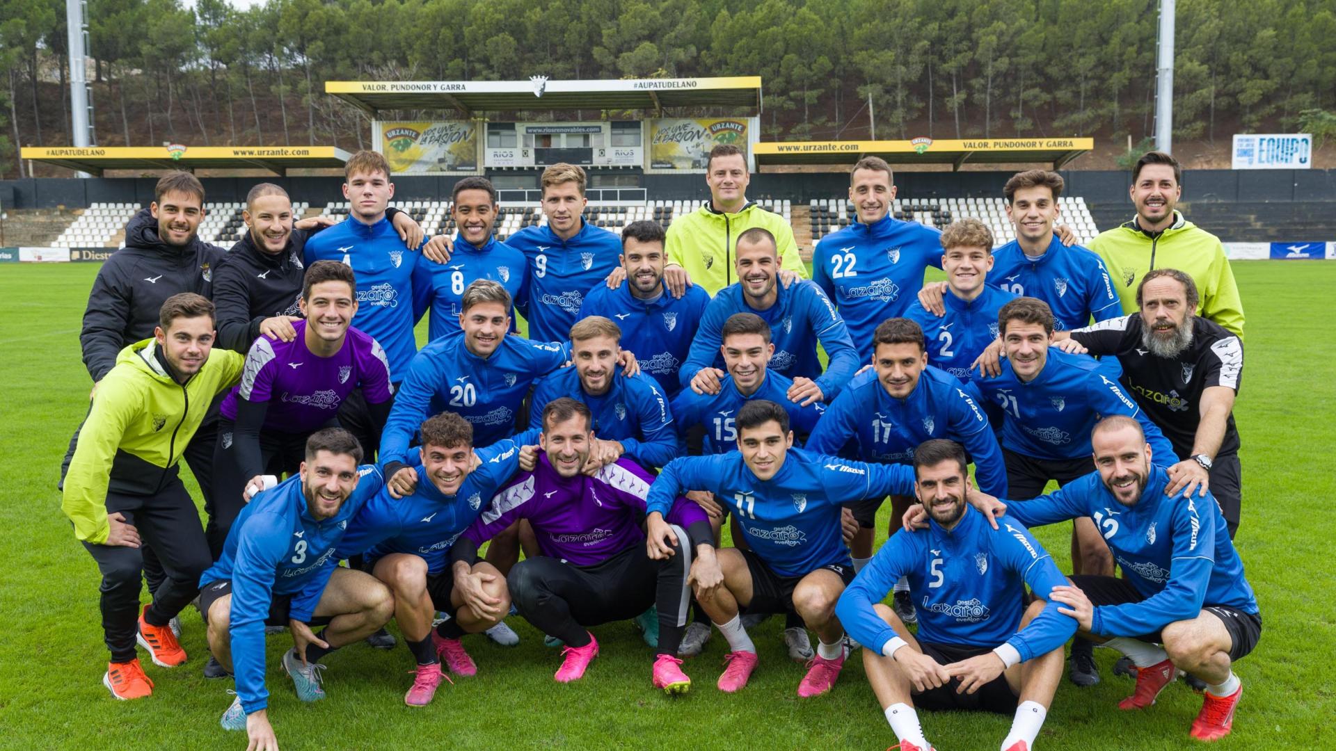 Los jugadores y el cuerpo técnico del Tudelano, listos para el partido de la Copa del Rey ante el Recreativo de Huelva
