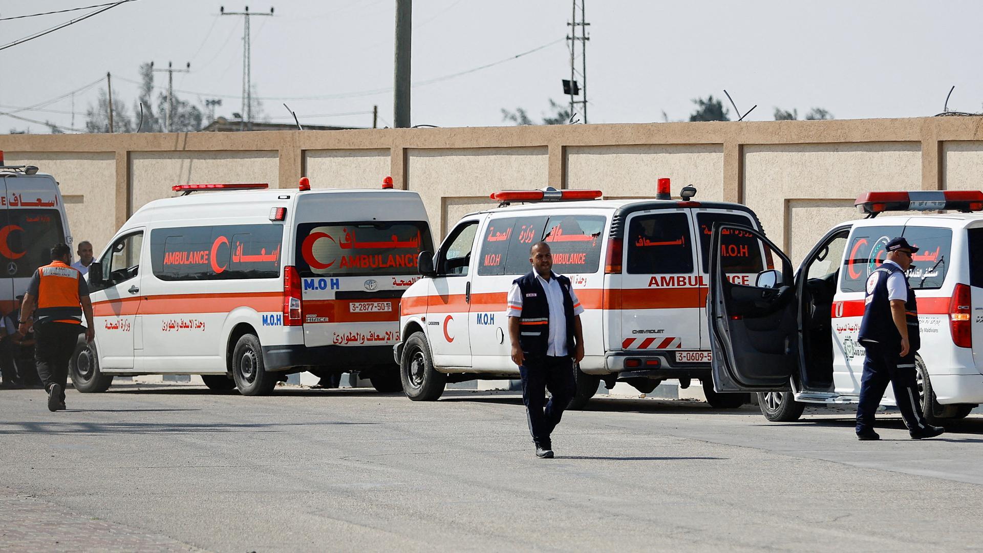 Trabajadores médicos aguardan en la frontera para trasladar a heridos palestinos a hospitales de Egipto
