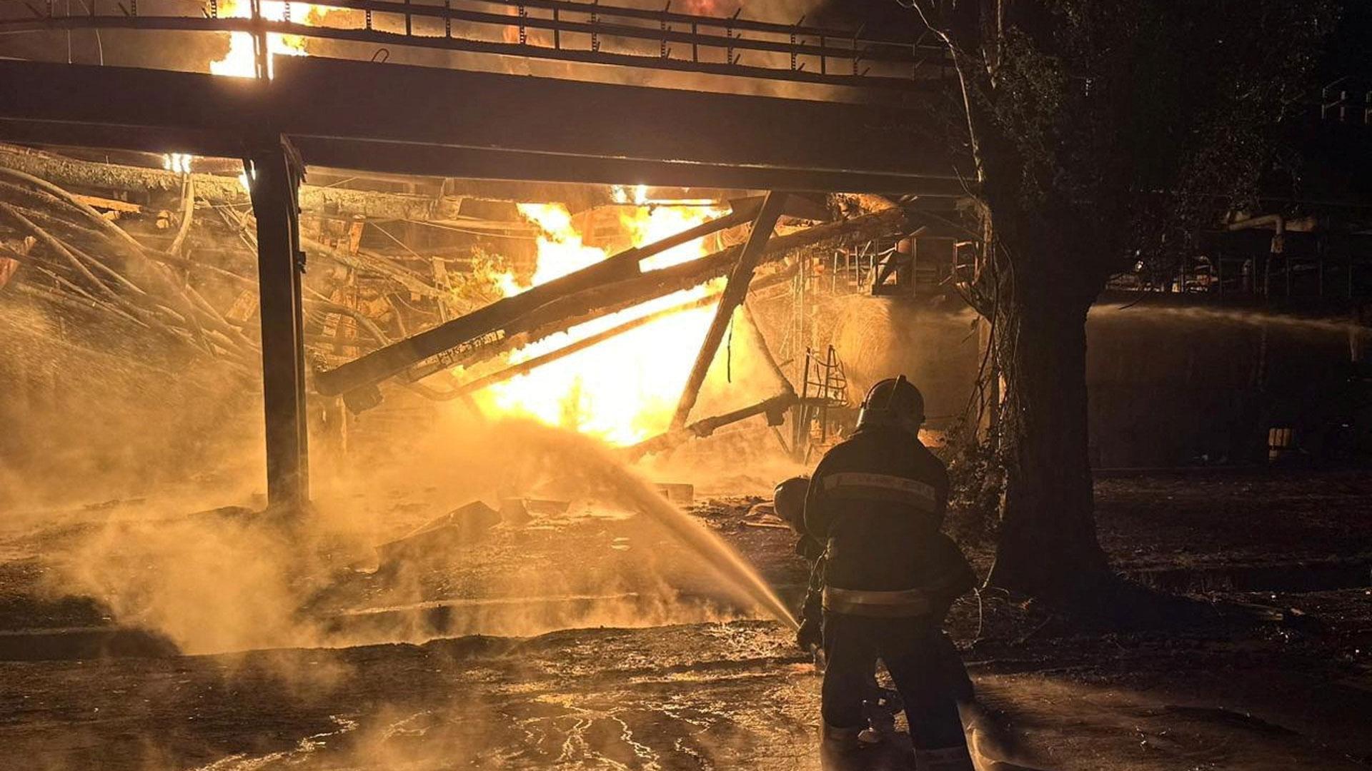 Los bomberos trabajan en una refinería de petróleo que fue alcanzada durante los ataques con drones rusos en Kremenchuk, región de Poltava, Ucrania