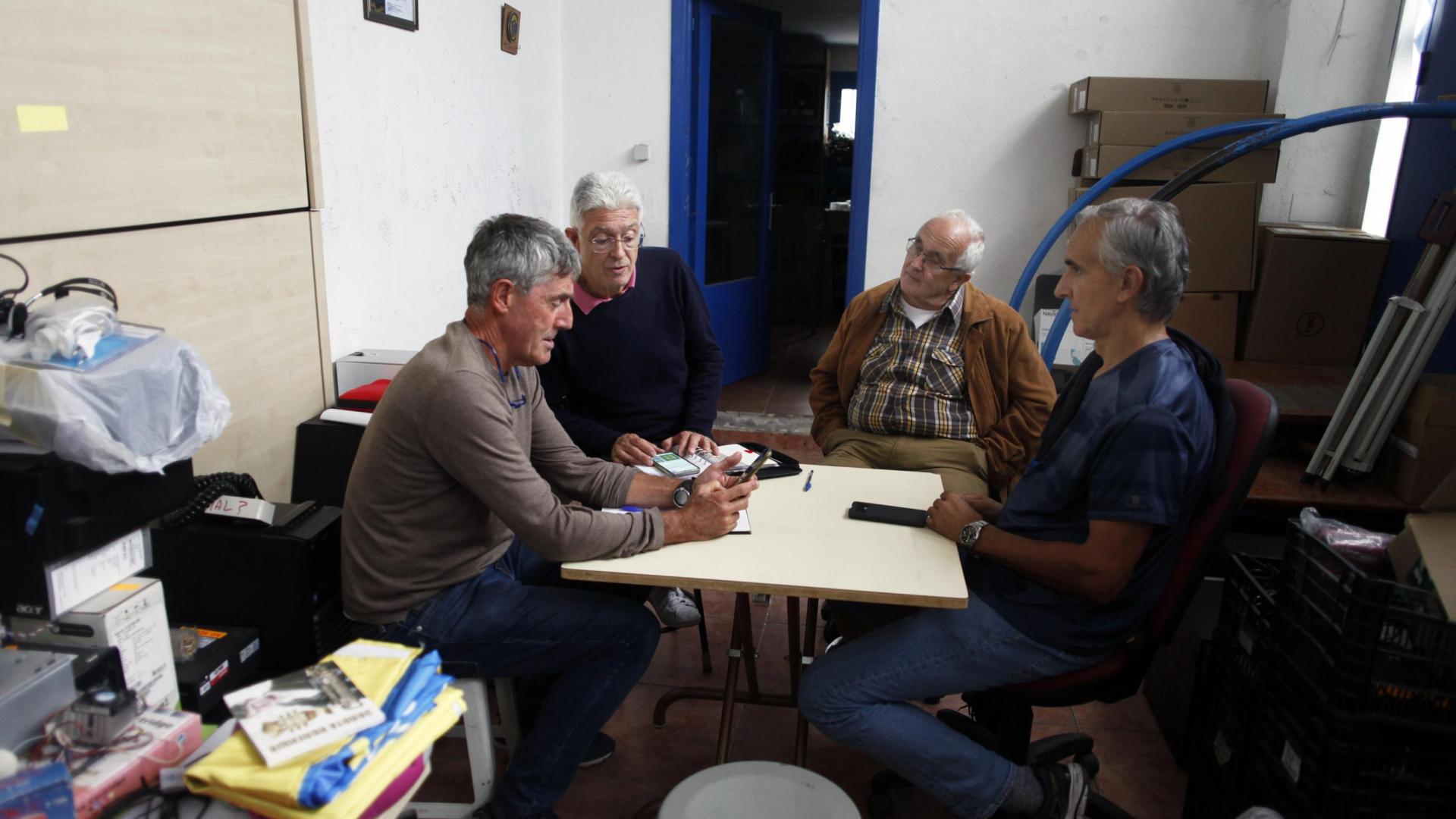De izquierda a derecha, en una de las naves de Ayuda Contenedores: José María Puig, José Antonio Landa,  Eugenio López García (misionero en el norte de Mozambique) y José Antonio González organizan el próximo envío a este país africano.