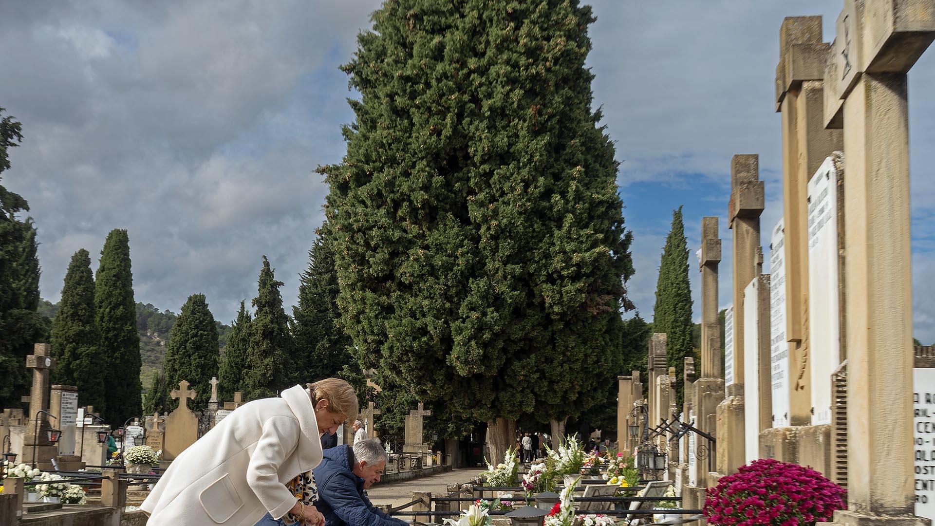Visita de los fieles al cementerio de Estella el 1 de noviembre