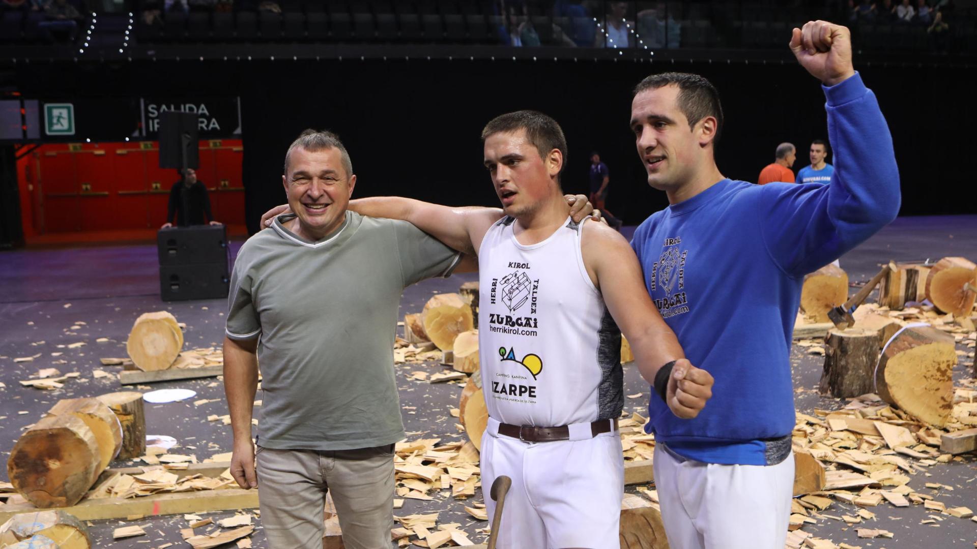 Xuban Kañamares, en el centro de la imagen, junto con su padre y su hermano Oier.