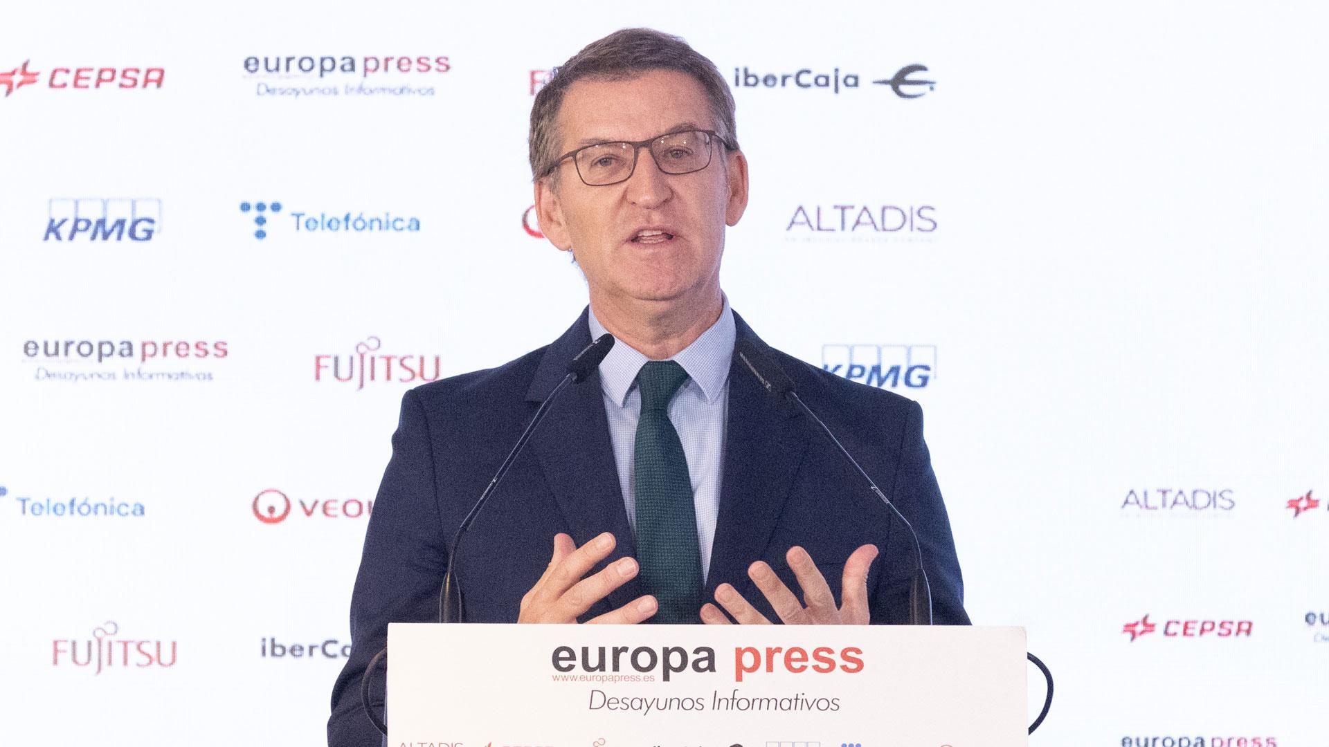 El presidente del Partido Popular, Alberto Núñez Feijóo, interviene en un desayuno informativo de Europa Press