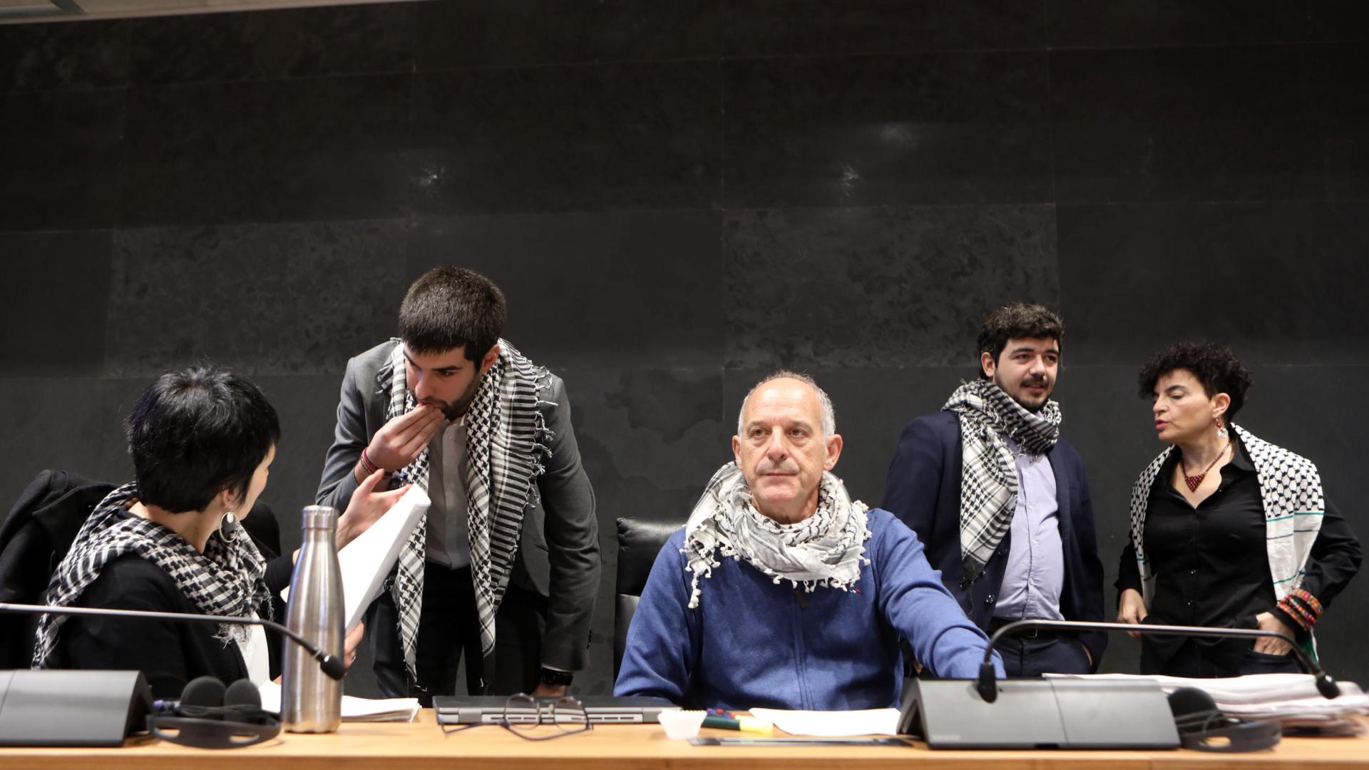 Parlamentarios de EH Bildu y Contigo-Navarra han asistido al pleno del Parlamento con pañuelos palestinos

T:  PLENO PARLAMENTO DE NAVARRA