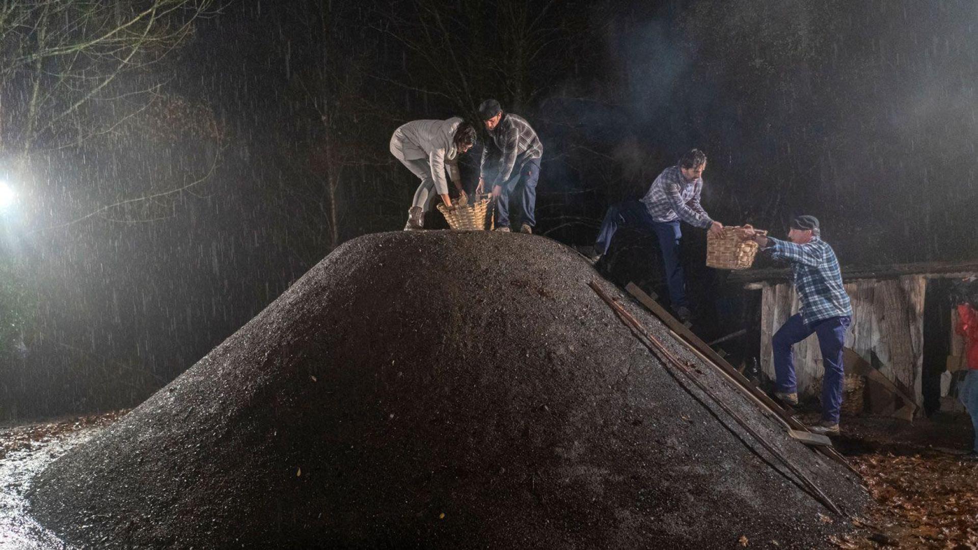 Detalle del encendido de la carbonera en Irrisarri Land, en Igantzi