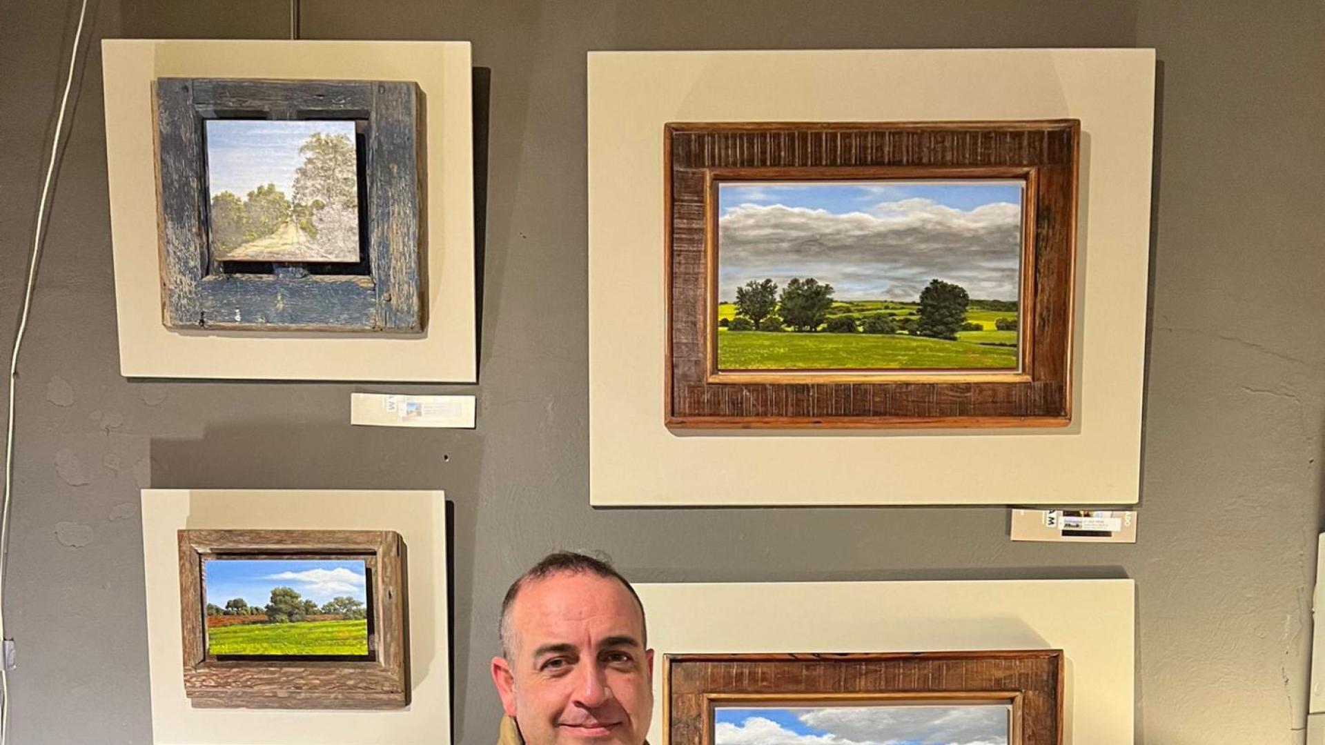 El artista navarro Joseja Casado, junto alguna de las obras de la exposición titulada Viva la vida.
