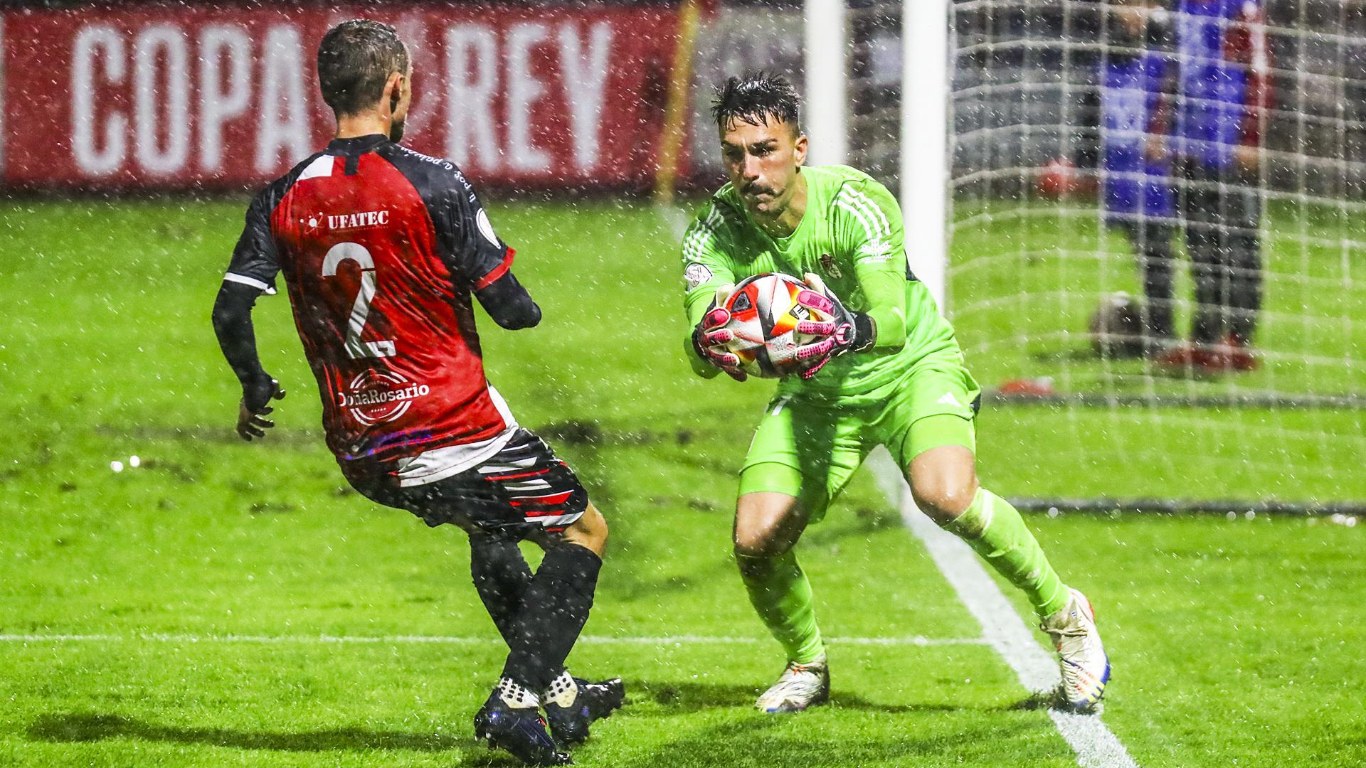 El guardameta del Granada Adri López (dcha.) para un balón durante el partido de Copa del Rey que Arosa y Granada