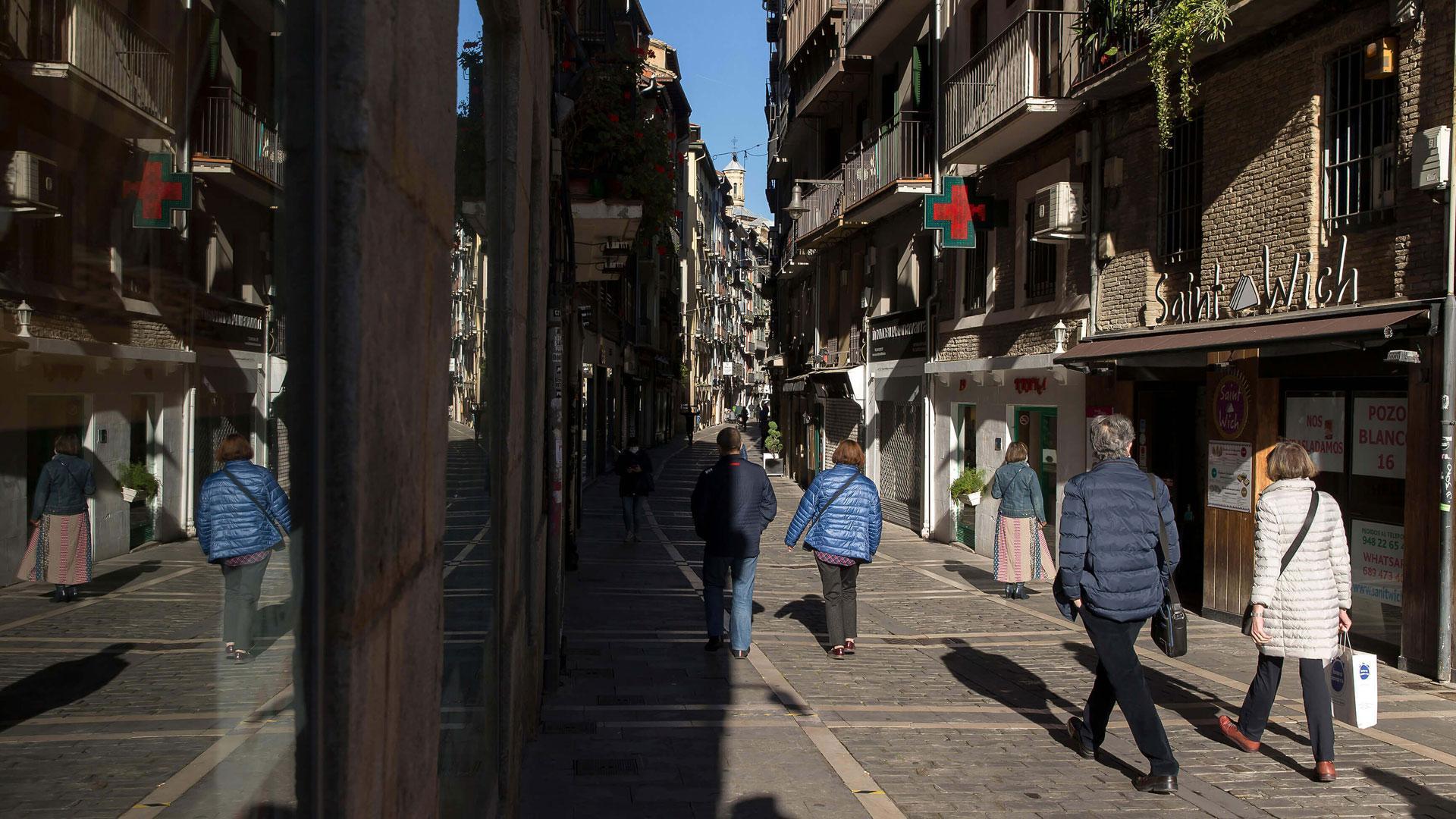 Personas caminando por la calle Comedias de Pamplona