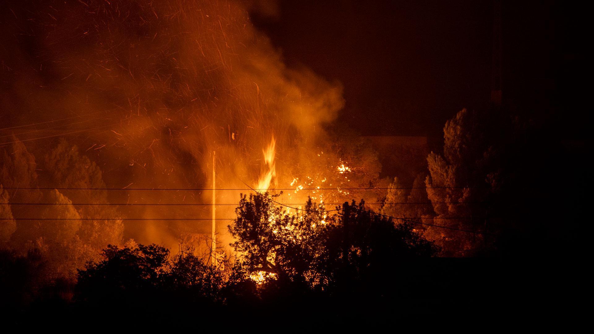 El incendio forestal de Montixelvo, agravado por el viento, obliga a evacuar varios municipios valencianos
