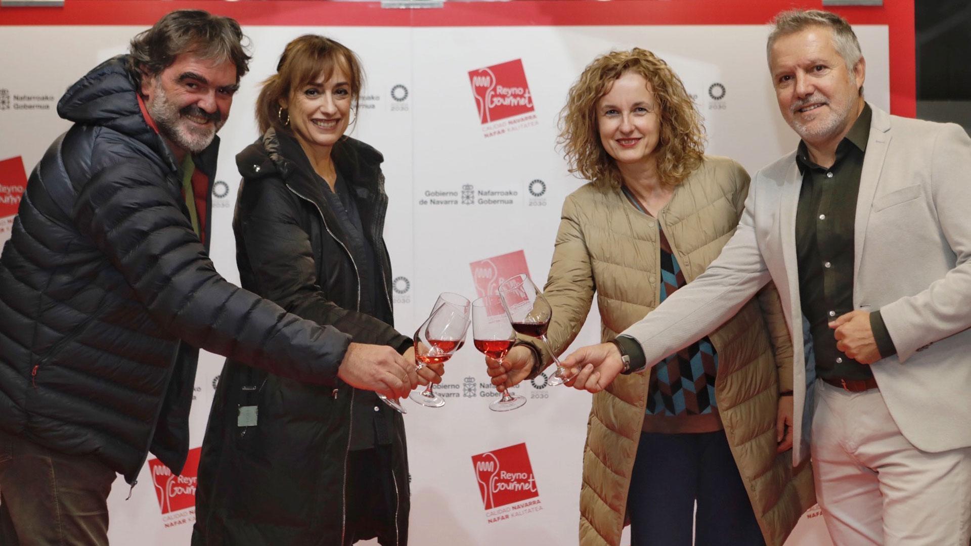 De izquierda a derecha: Joseba Beitia, Maite de Juan, Cristina González y Aitor Buendía brindan en la presentación de los distintos actos organizados por Reyno Gourmet en Vitoria