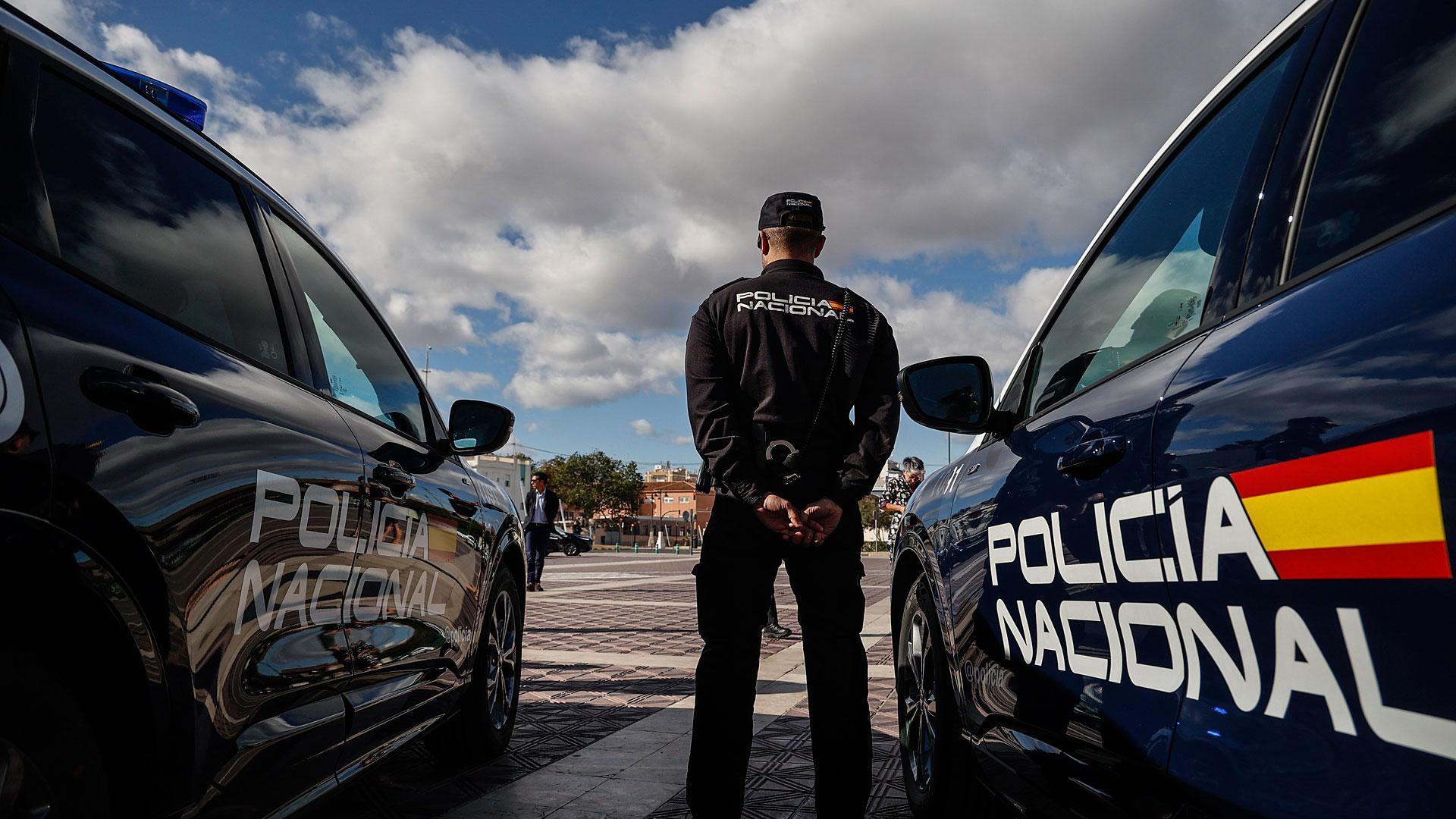 Un agente de la Policía Nacional en Valencia