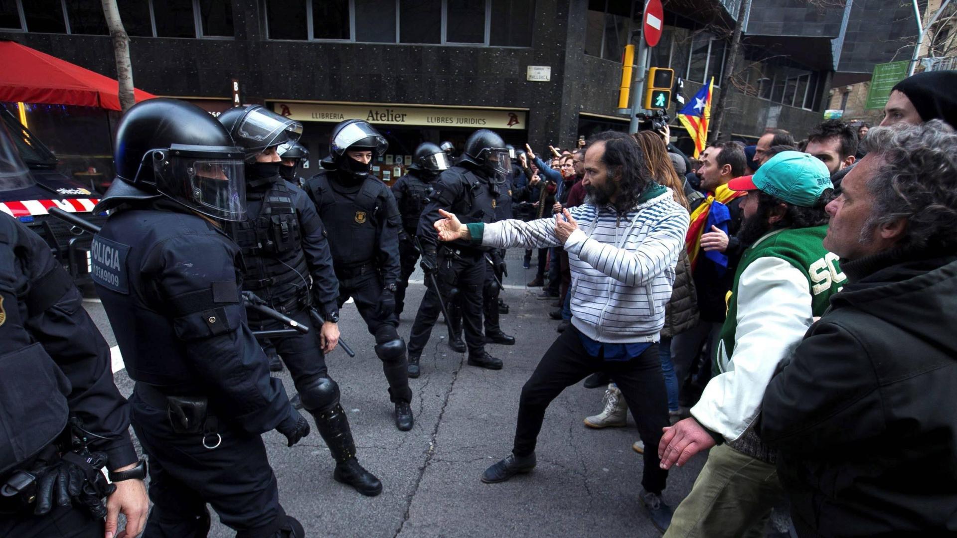 Miembros de los Mossos d¿Esquadra impiden en 2018 el paso de manifestantes en las inmediaciones de la Delegación del Gobierno en Barcelona, durante la protesta convocada esta tarde por los Comités de Defensa de la República (CDR) contra la detención en Alemania del expresidente de la Generalitat Carles Puigdemont