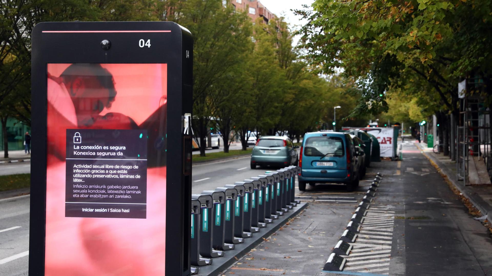 Una de las pantallas o mupis de Pamplona que difunde la campaña del Departamento de Salud