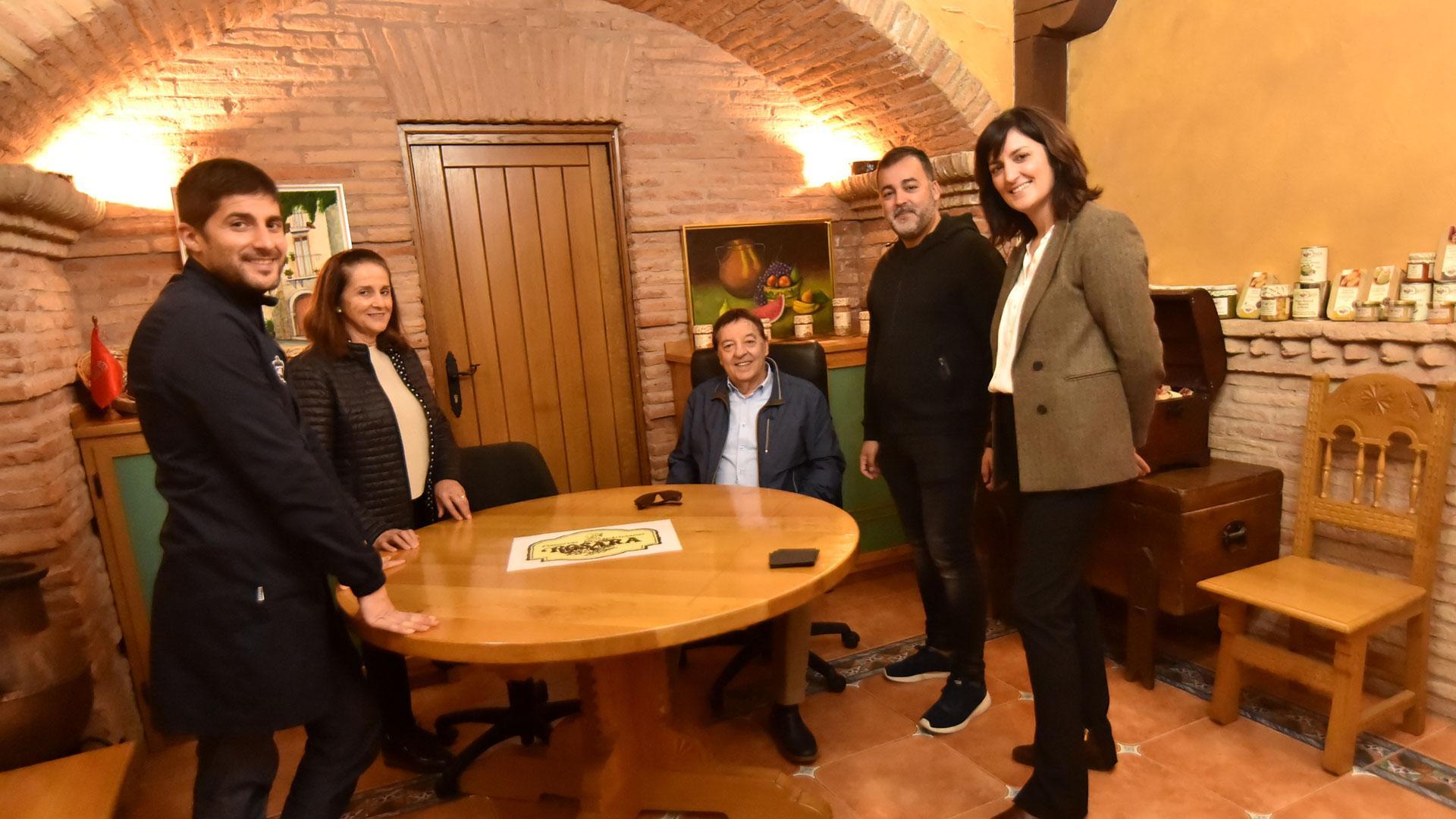 En el medio, los fundadores de la empresa: Isabel Torero y Evaristo Jiménez. Y sus tres hijos, de izquierda a derecha: Pablo, Saúl y Sara Jiménez Torero.