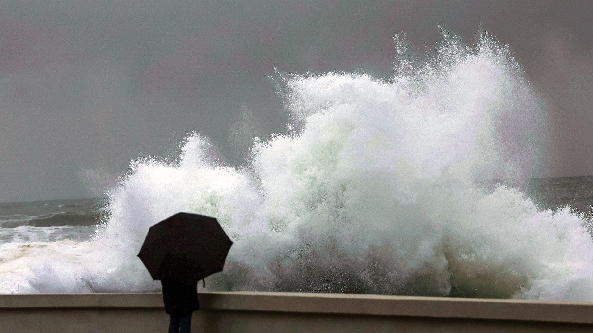 Una persona observa cómo rompe el fuerte oleaje en la costa de Baiona (Pontevedra)