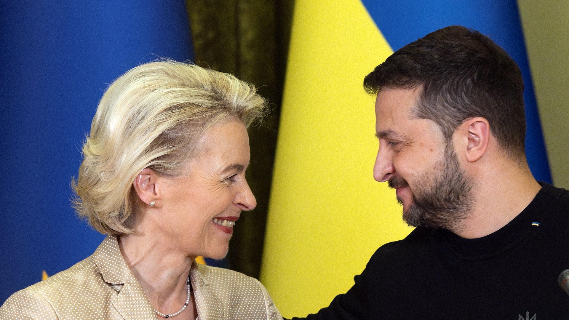 La presidenta de la Comisión Europea, Ursula von der Leyen, y el presidente ucraniano, Volodímir Zelenski, este sábado en Kiev