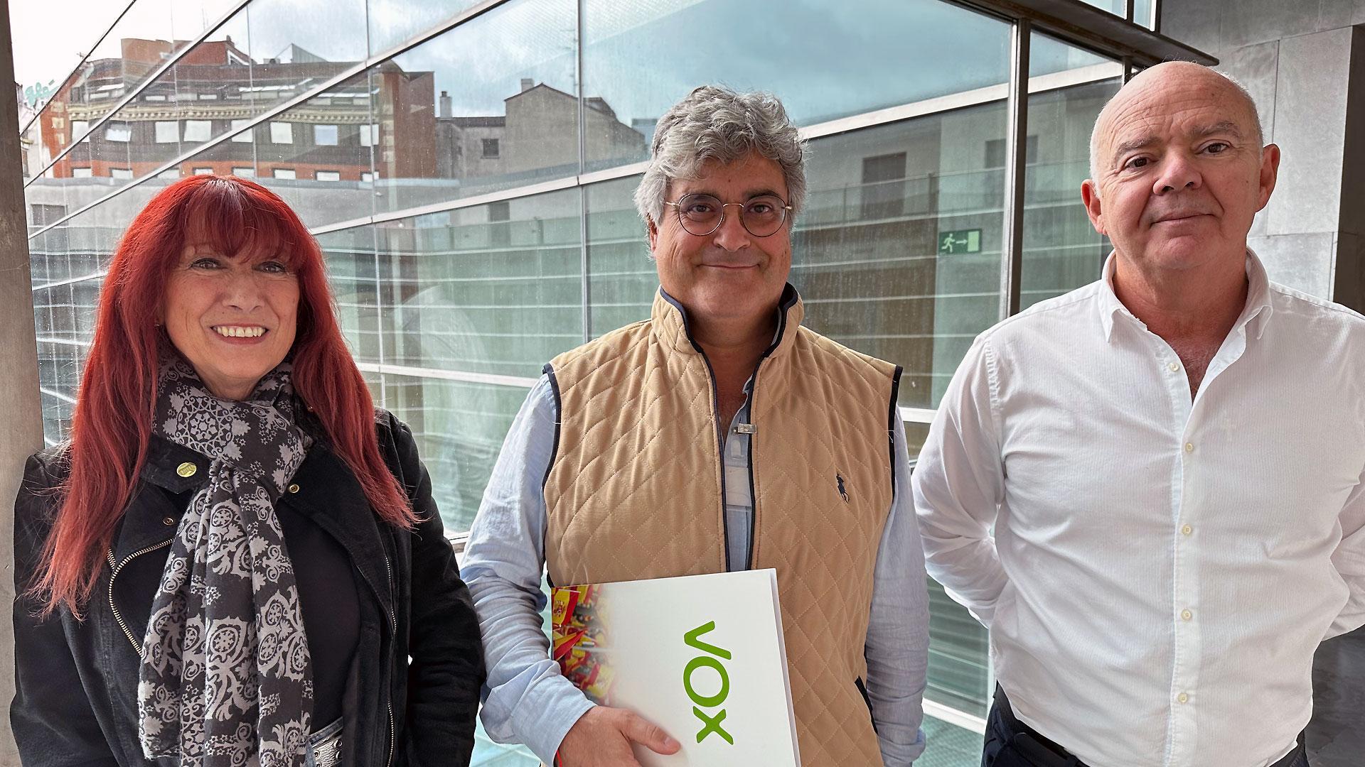 José María García Elorz, en el centro, junto a los parlamentarios de VOX Maite Nosti y Emilio Jiménez