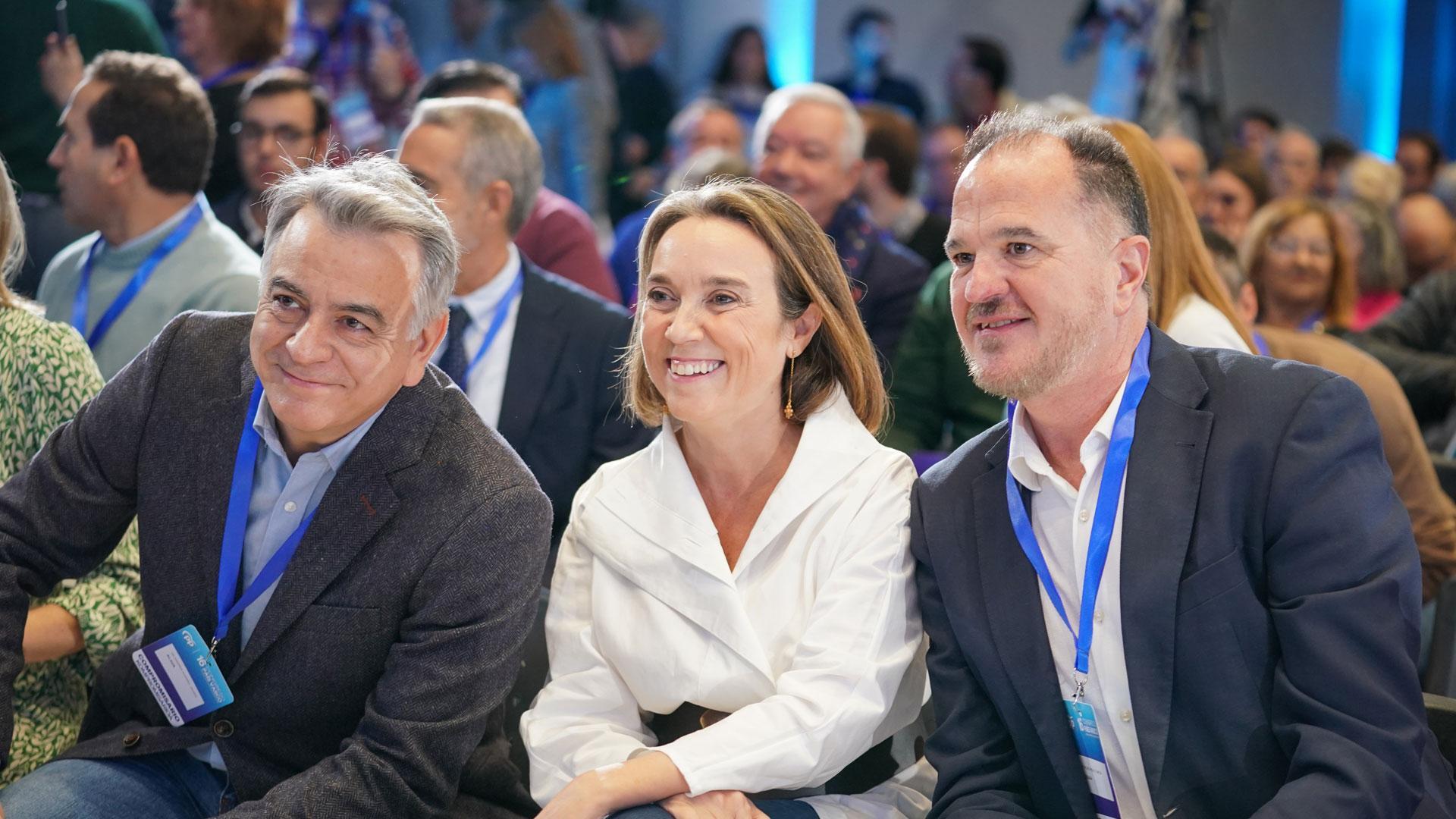 El nuevo presidente del PP vasco, Javier de Andrés, la secretaria general del Partido Popular, Cuca Gamarra, y el expresidente del PP vasco, Carlos Iturgaiz, durante el Congreso territorial extraordinario del PP vasco celebrado este sábado Vitoria-Gasteiz