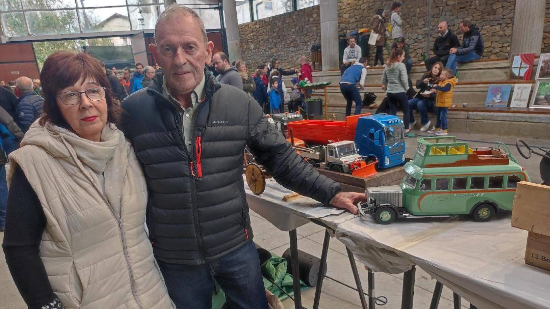 Félix Apezetxea Aizpurua, junto a su mujer, Amalia Telletxea Etxeberria, en el Baserritarren Eguna del pasado miércoles en el frontón de Arantza, donde exhibió una selección de su  capacidad creativa con las maquetas.
