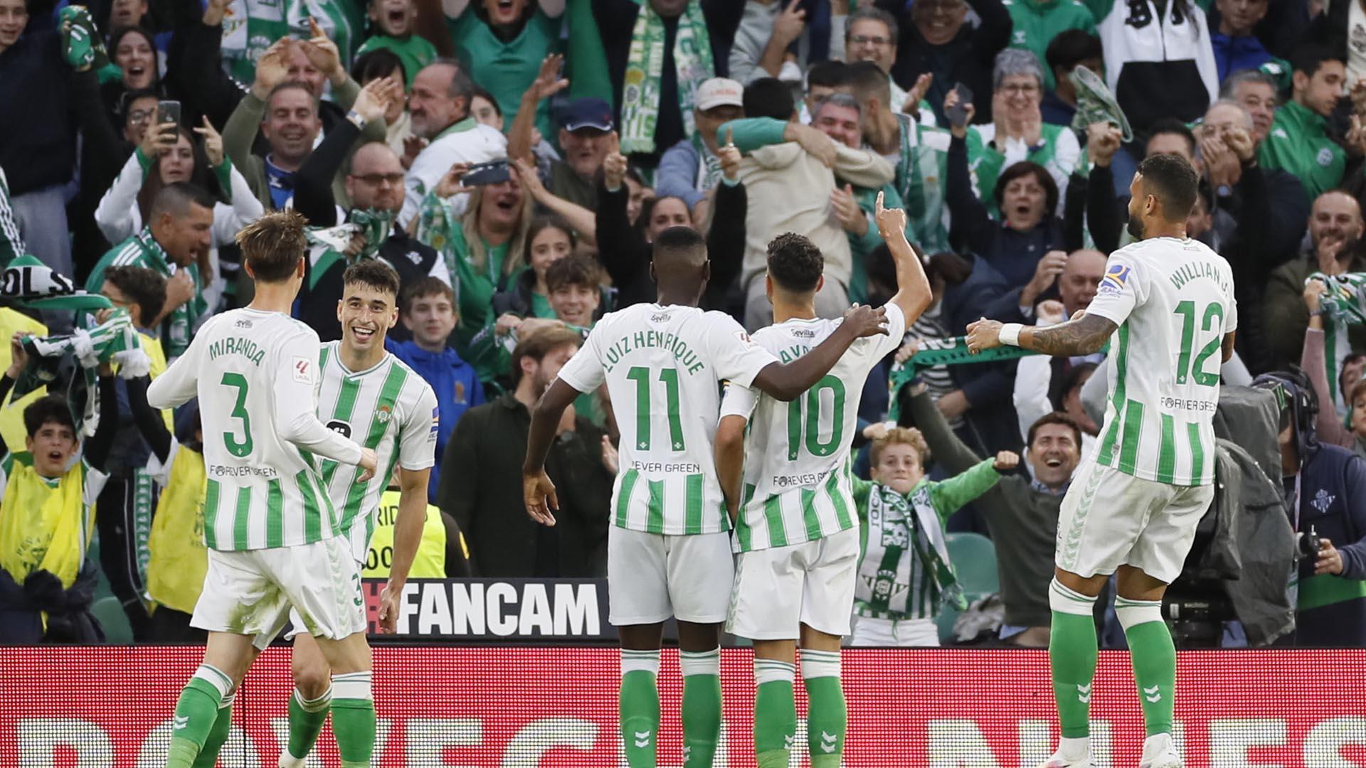 Los jugadores del Betis celebran el gol de Ayoze