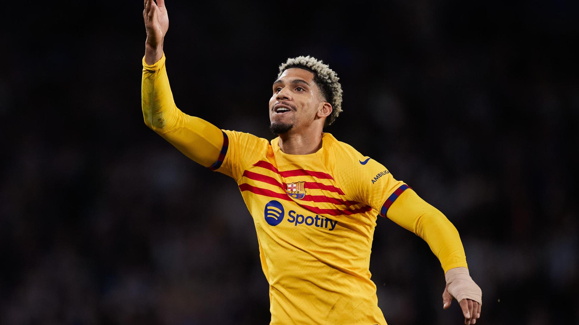 Ronald Araujo celebra el gol que dio la victoria a su equipo, el F.C Barcelona contra la Real Sociedad