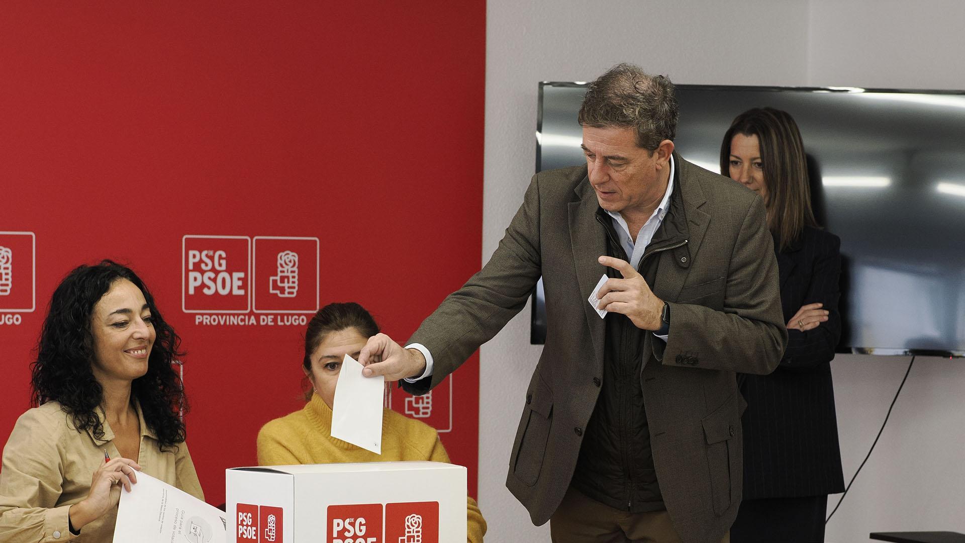 El candidato del PSdeG a la Presidencia de la Xunta, José Ramón Gómez Besteiro, junto con la alcaldesa de Lugo, Lara Méndez, vota en la consulta del PSOE a la militancia
