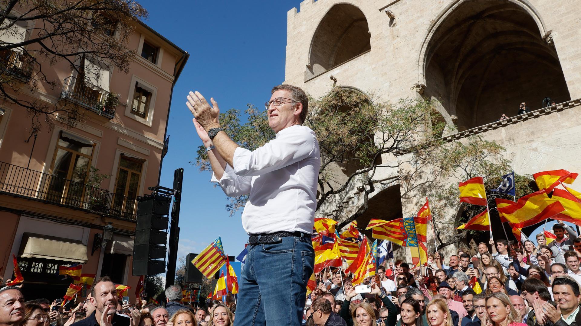 El presidente del Partido Popular, Alberto Núñez Feijóo, da un discurso durante un acto contra la amnistía del "procés" y contra un referéndum de autodeterminación en Cataluña este domingo en Valencia