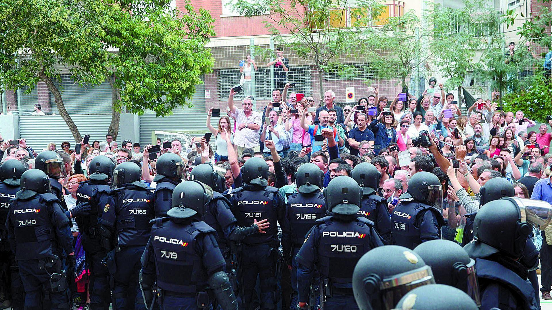 Agentes de la Policía Nacional forman, el 1 de octubre de 2017, un cordón policial en el IES Tarragona