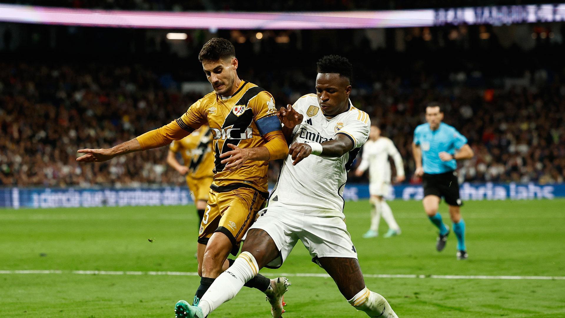 Vinicius y Oscar Valentin en una jugada del partido disputado en Vallecas