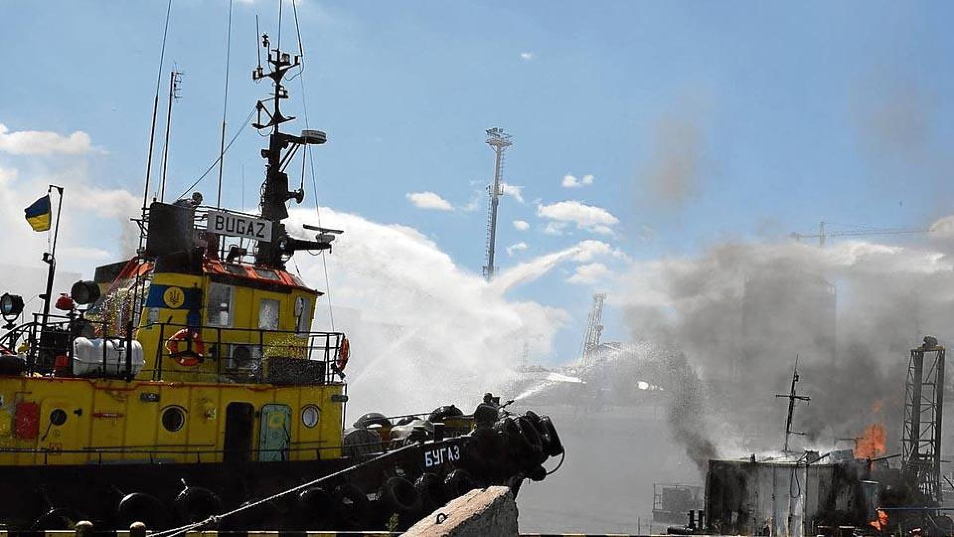 Bomberos extinguen el fuego causado por un misil ruso en el puerto de Odesa en 2022