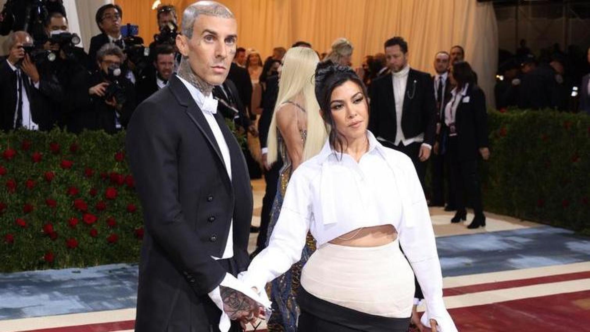 Travis Barker y Kourtney Kardashian en la gala del Met de Nueva York del año pasado