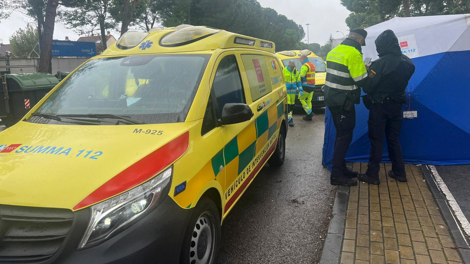 Los equipos de Emergencias trabajan en la avenida Arcas del Agua, lugar del fallecimiento de una mujer de 39 años con varias heridas de arma blanca