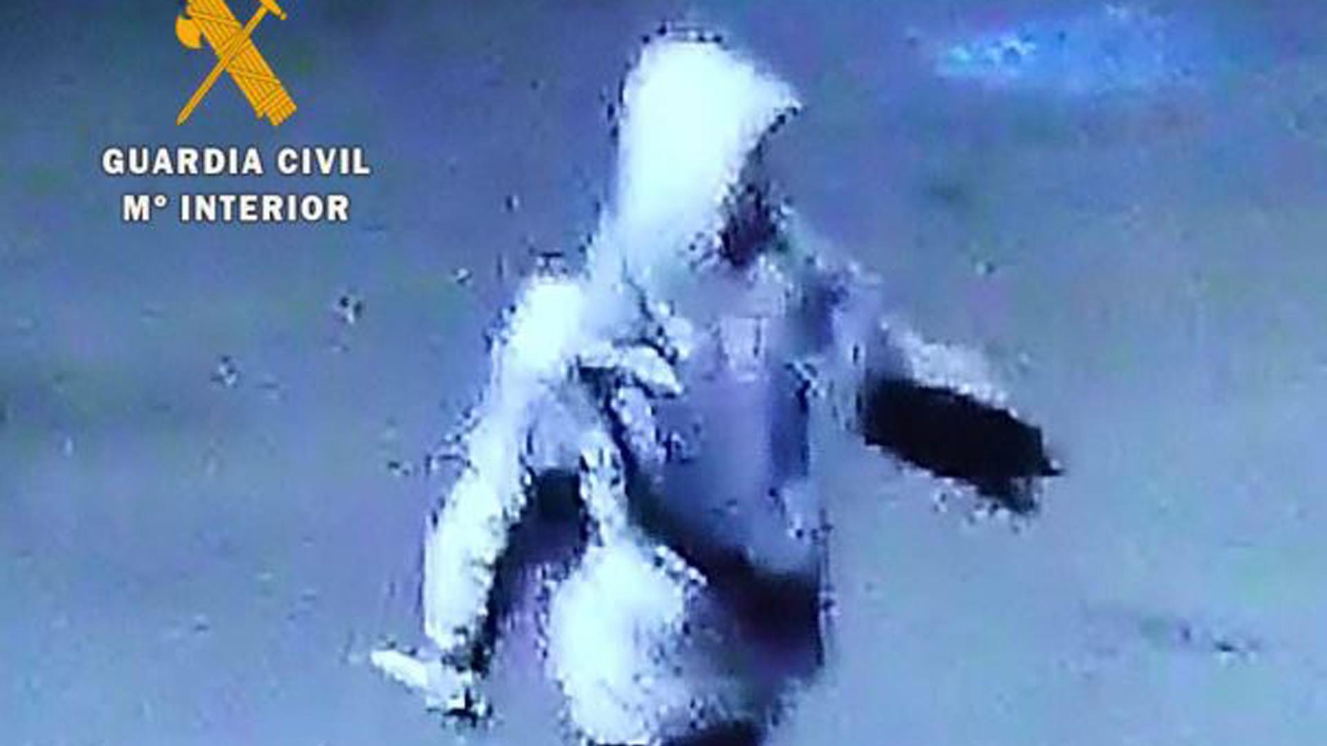 El autor del suceso con un cuchillo de grandes dimensiones por Corella