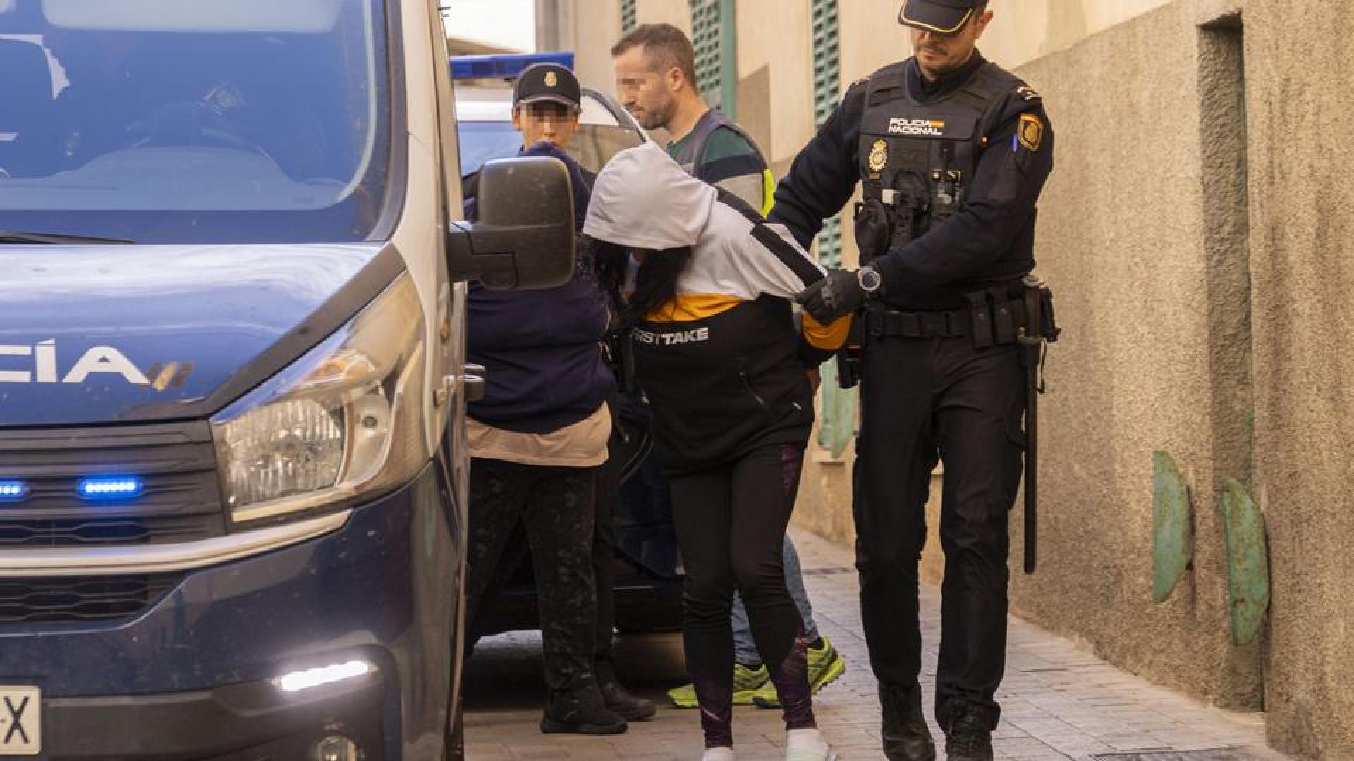 La mujer de 40 años (en la imagen) que arrojó a su bebé a un contenedor de basura en Porto Cristo, es trasladada a los Juzgados de Manacor