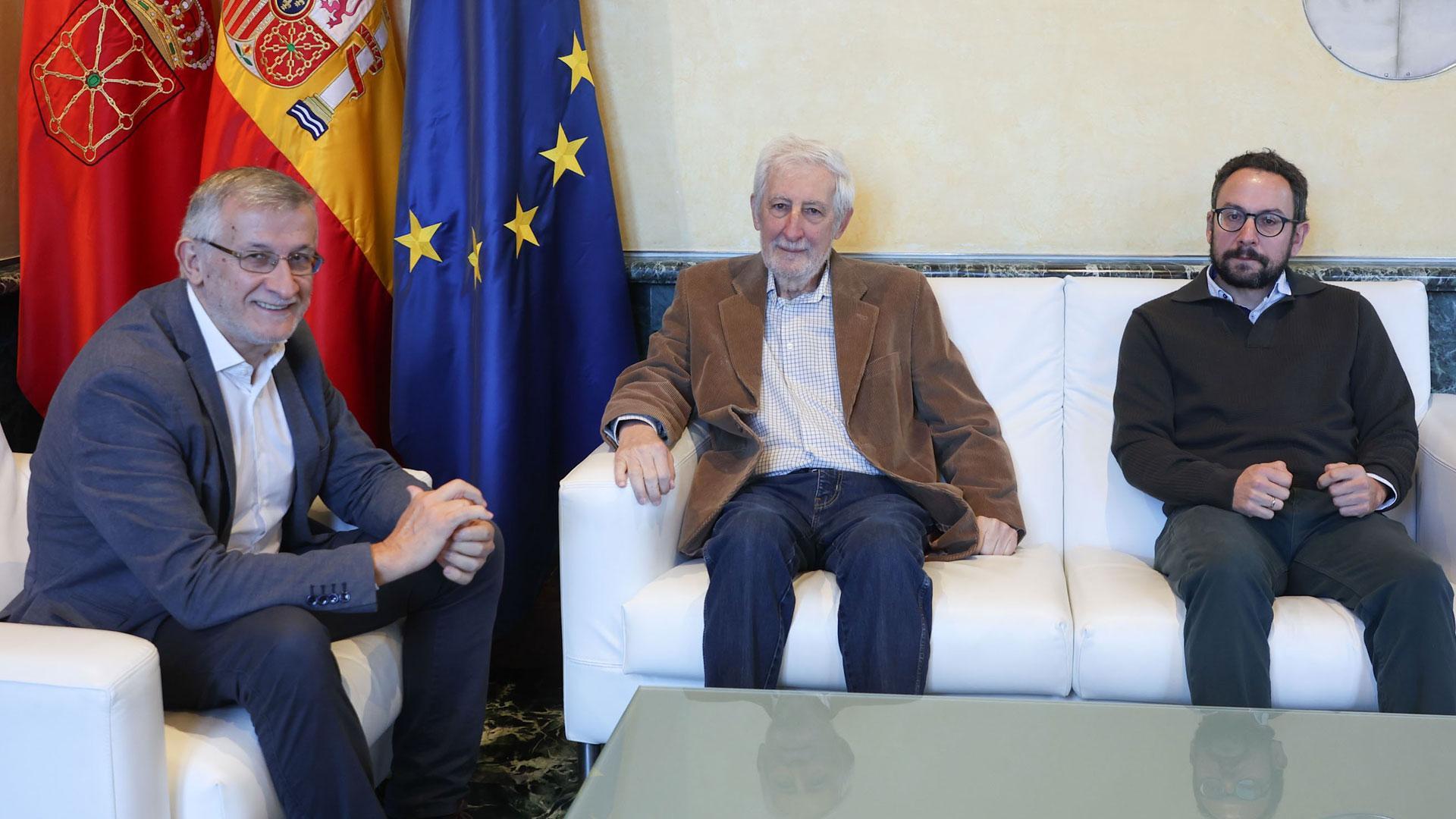El vicepresidente Taberna, esta mañana, junto al presidente del Consejo de Transparencia, Juan Luis Beltrán, y el director general de Presidencia, Gobierno Abierto y Relaciones con el Parlamento de Navarra, Joseba Asiain