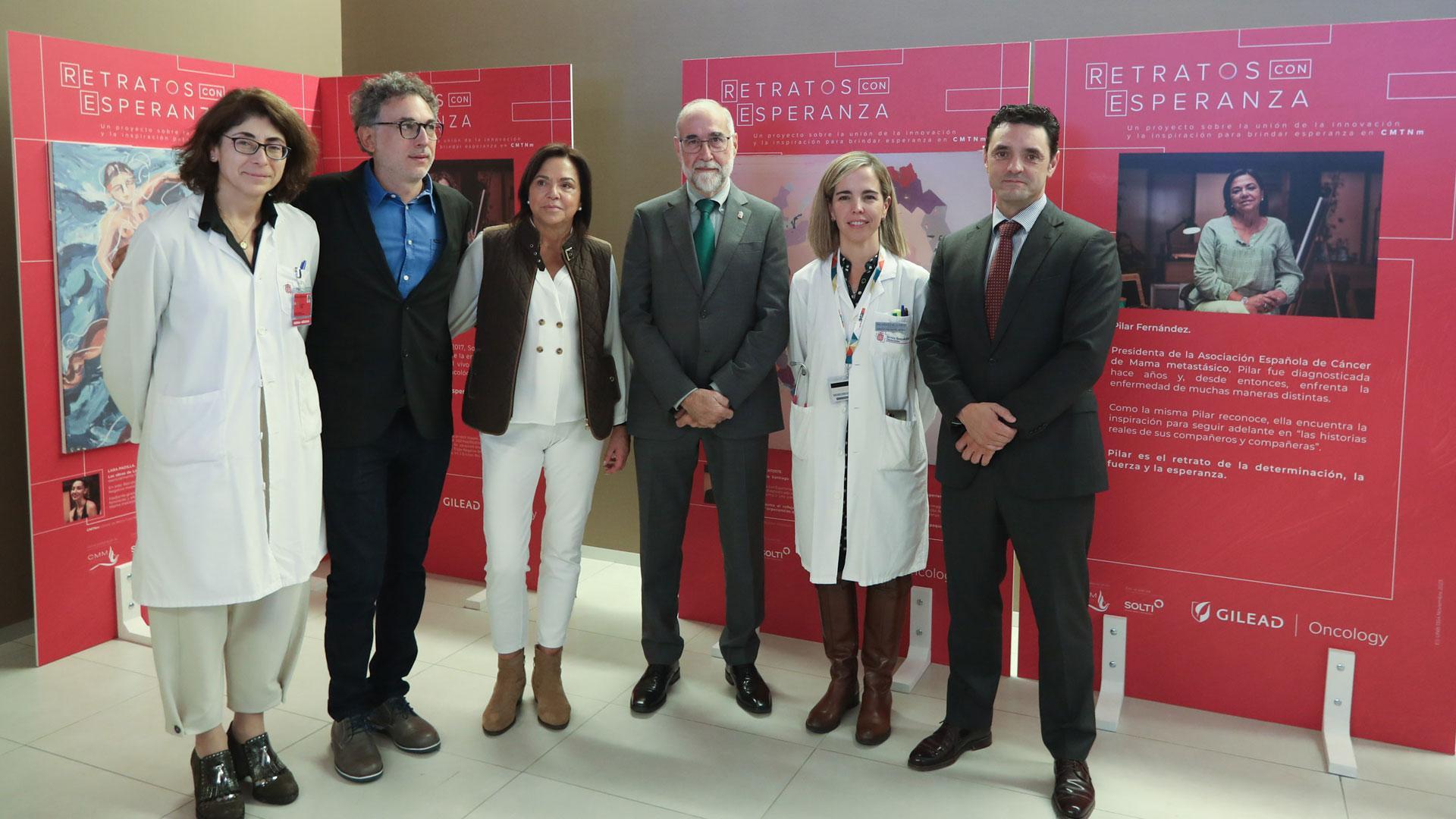 De izqda. a dcha.: Dra. Estrella Petrina, directora gerente de HUN; Santiago Picatoste, artista plástico; Pilar Fernández, paciente de cáncer de mama metastásico y presidenta de la AECMM; Fernando Domínguez, consejero de Salud; Dra. Susana de la Cruz, especialista en Oncología Médica del HUN; y David Marín, director de Oncología de Gilead