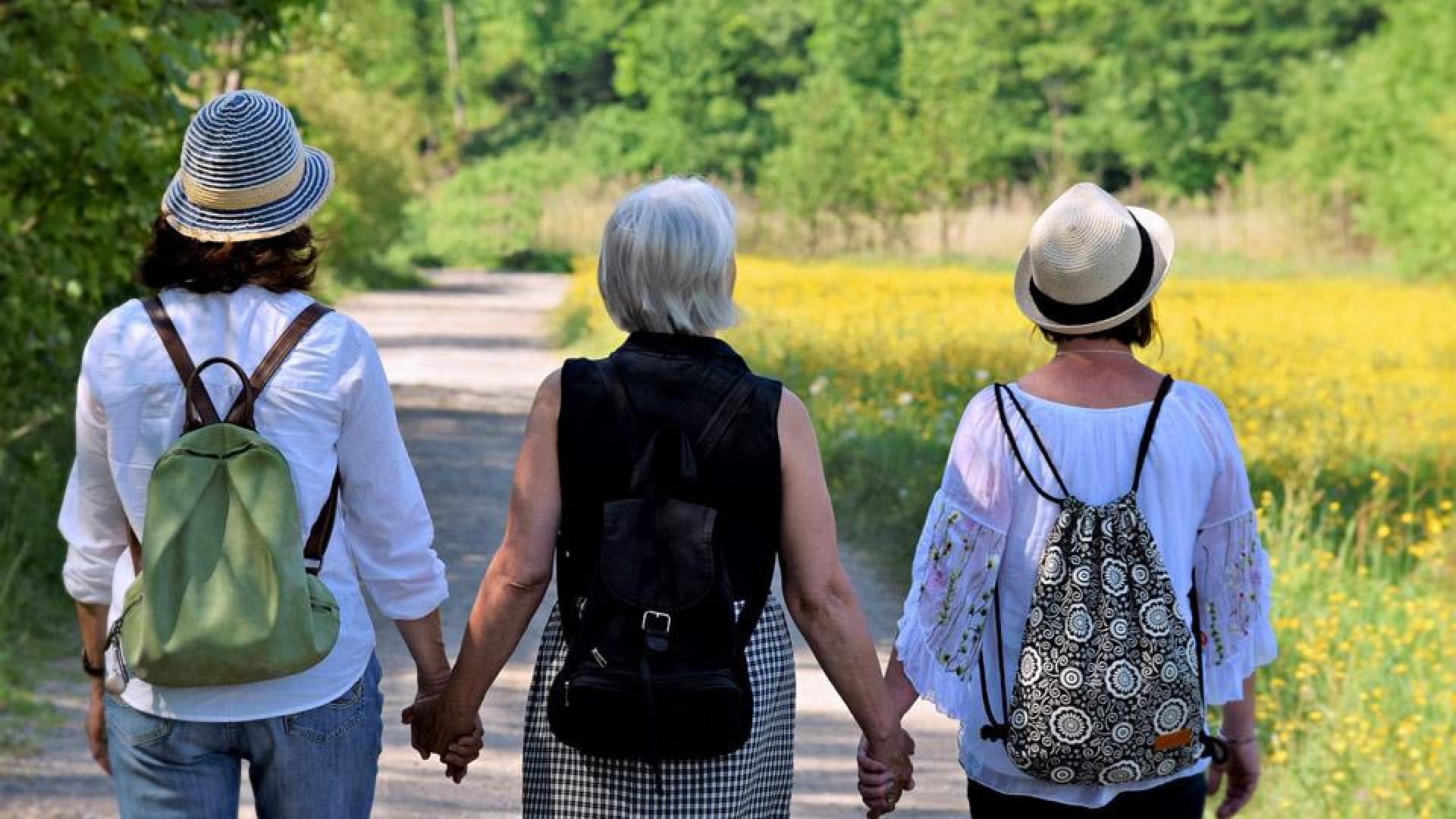 Tres mujeres caminan juntas