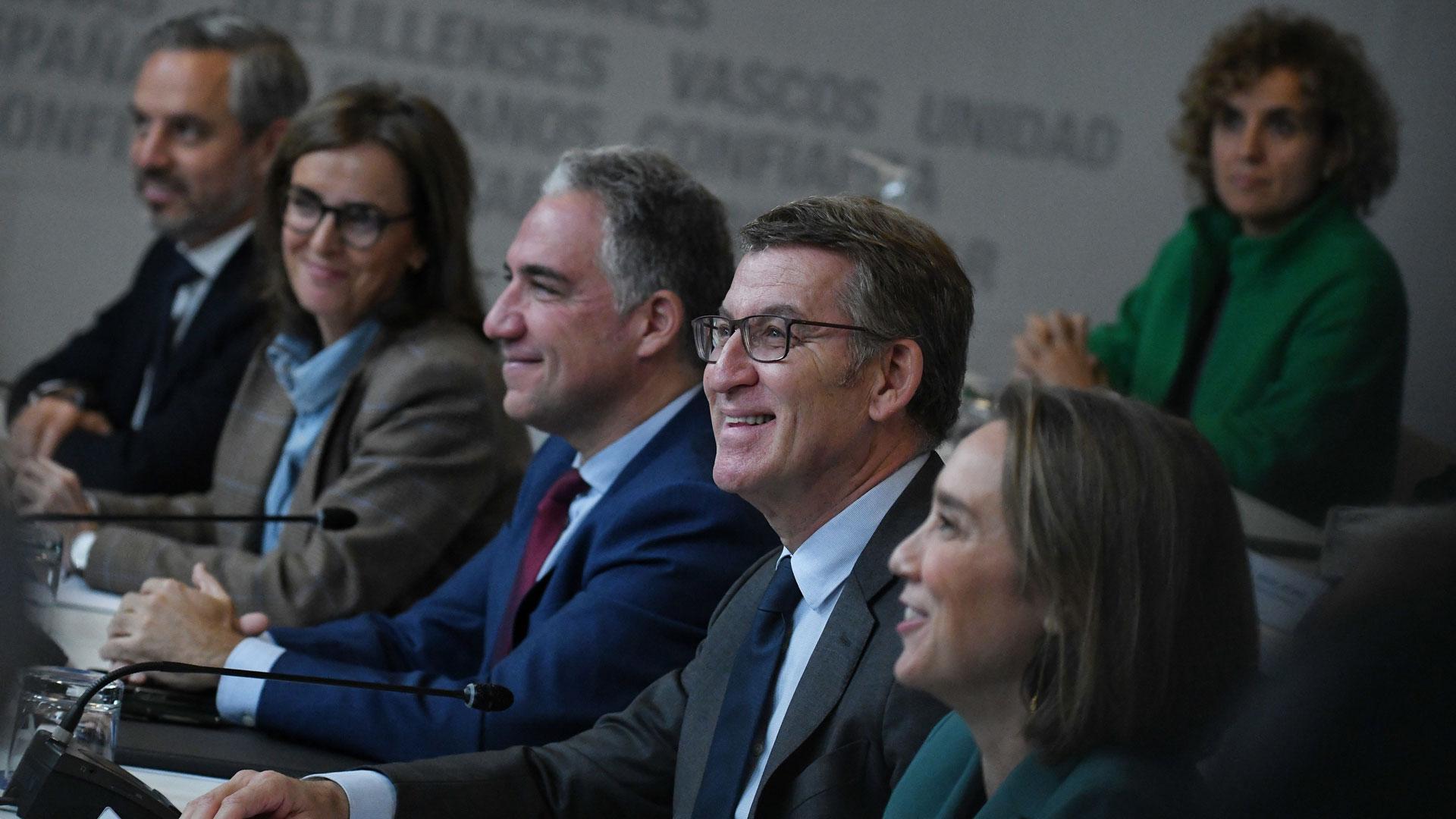 El coordinador general del PP, Elías Bendodo; el presidente del Partido Popular, Alberto Núñez Feijóo y la secretaria general del PP, Cuca Gamarra, durante la reunión de la Junta Directiva Nacional, en la sede de Génova
