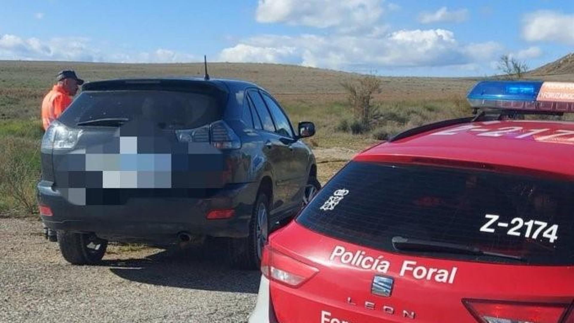 El vehículo, inmovilizado tras ser interceptado por efectivos de la Policía Foral