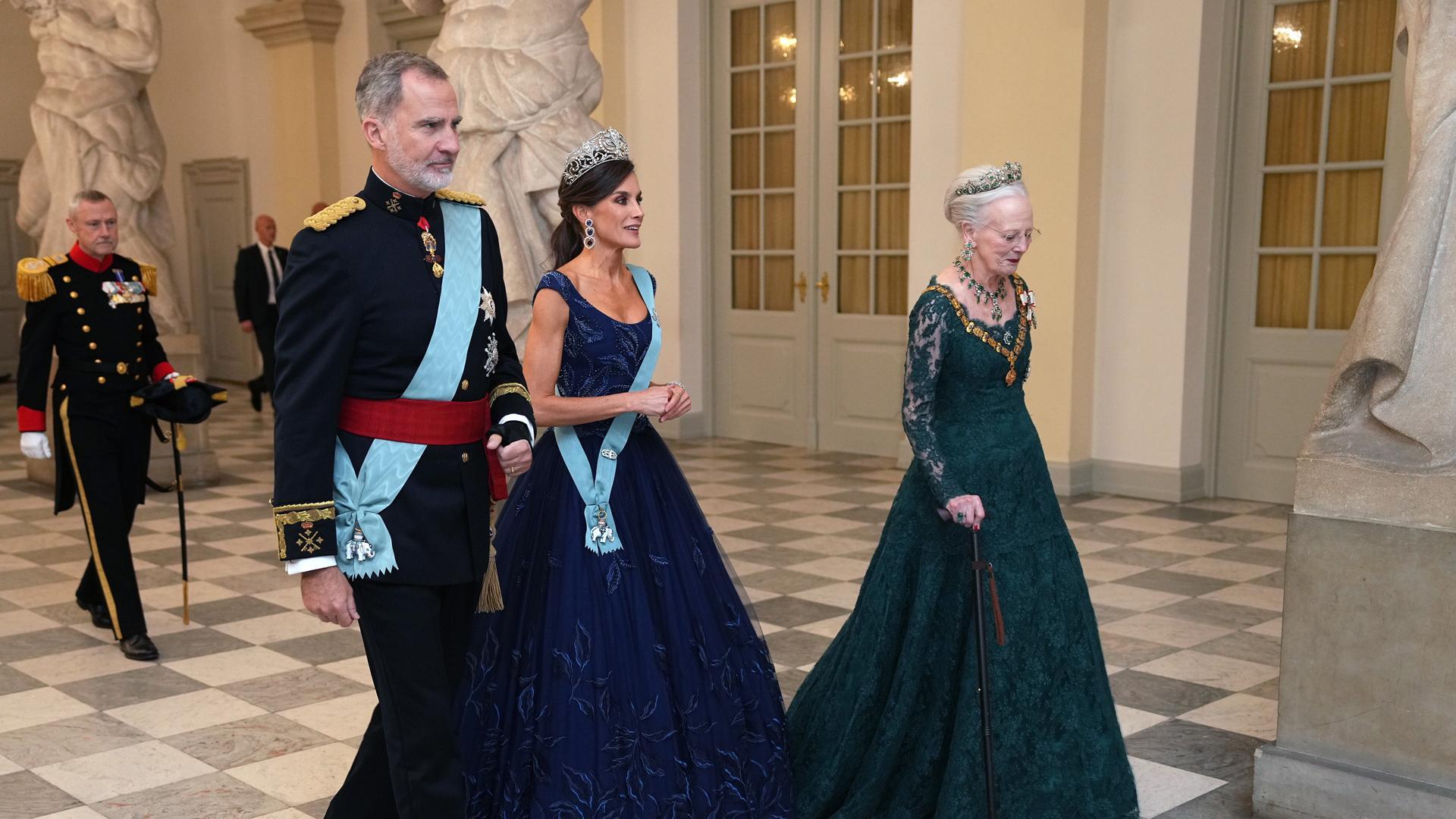 El rey Felipe y la reina Letizia, junto a la reina Margarita de Dinamarca