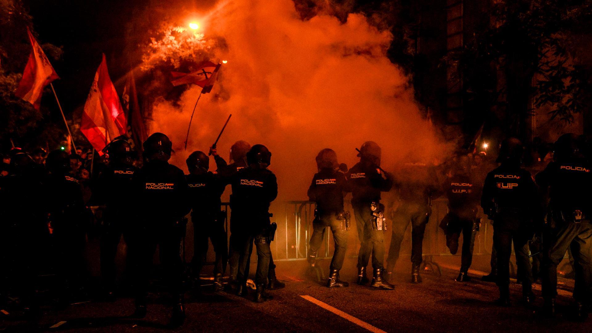 La Policía carga contra los manifestantes durante una concentración en contra de la amnistía, frente a la sede del PSOE en la calle Ferraz