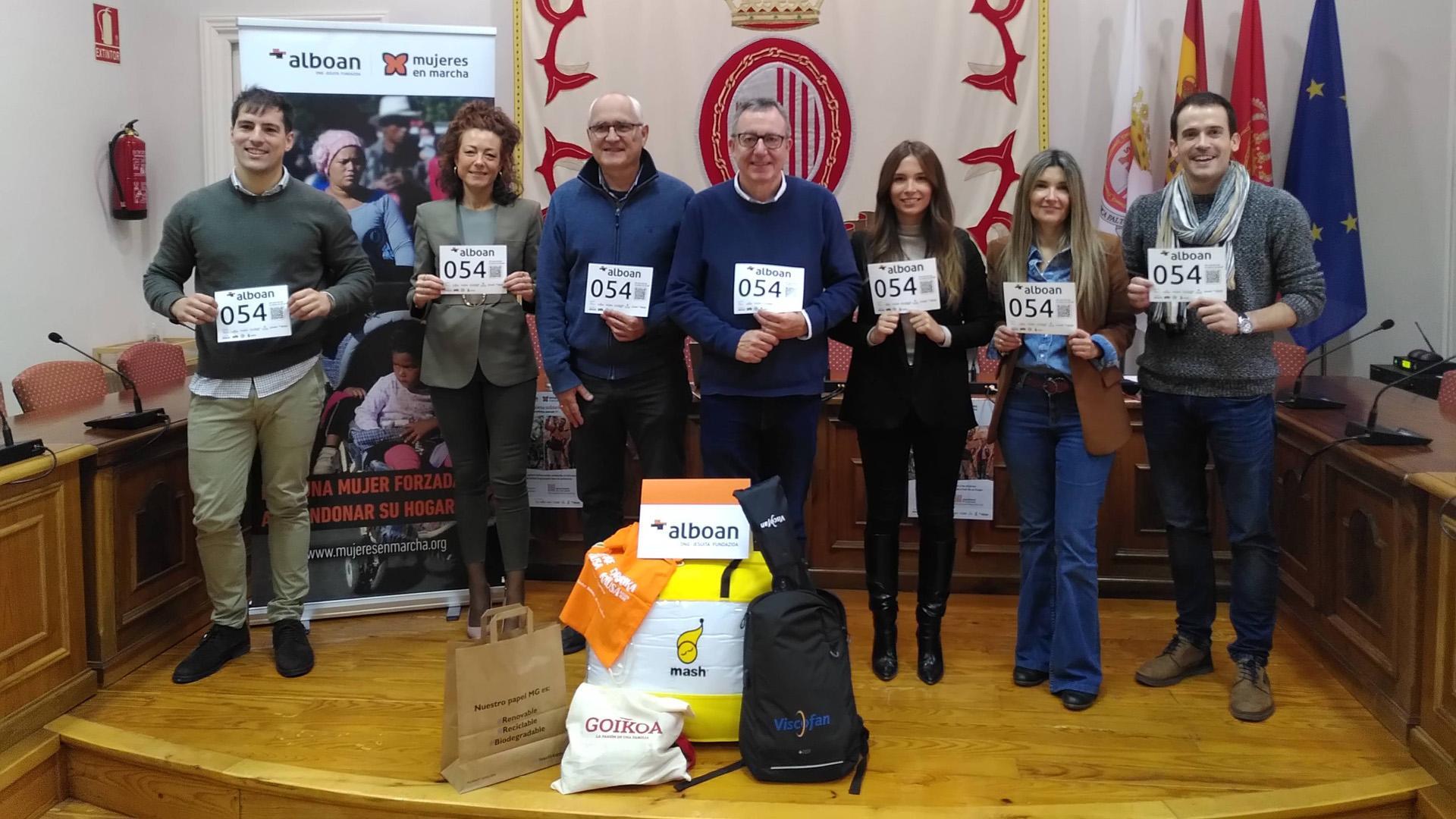Con el el dorsal 54 en la mano, los promotores de la cita solidaria