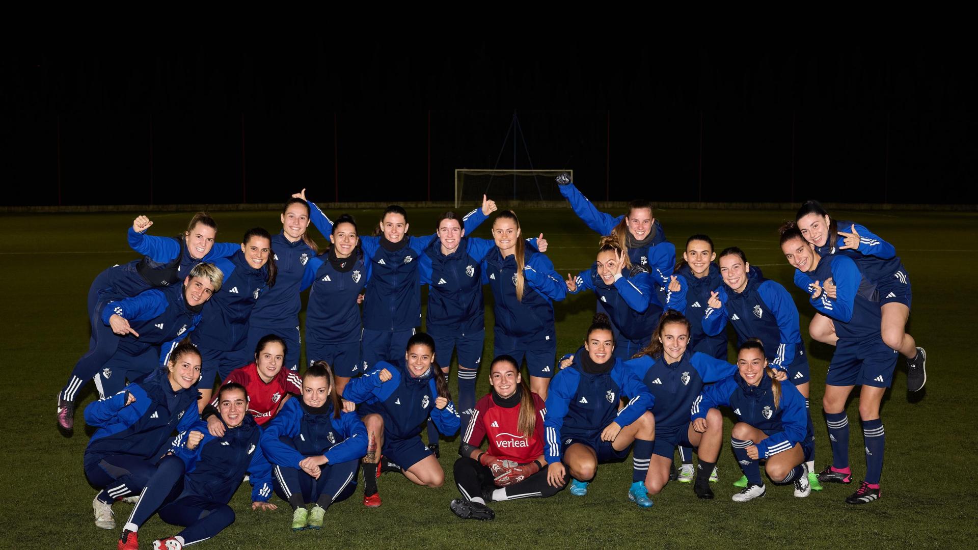 A: J.P. Urdíroz
F: 07-11-2023
P: Plantilla primer equipo femenino Osasuna
L: Pamplona. Instalaciones del C.A. Osasuna en Tajonar.
T: Fútbol Femenino. Entrenamiento previo al partido Osasuna Femen ino-Betis Femenino de Copa de la Reina.