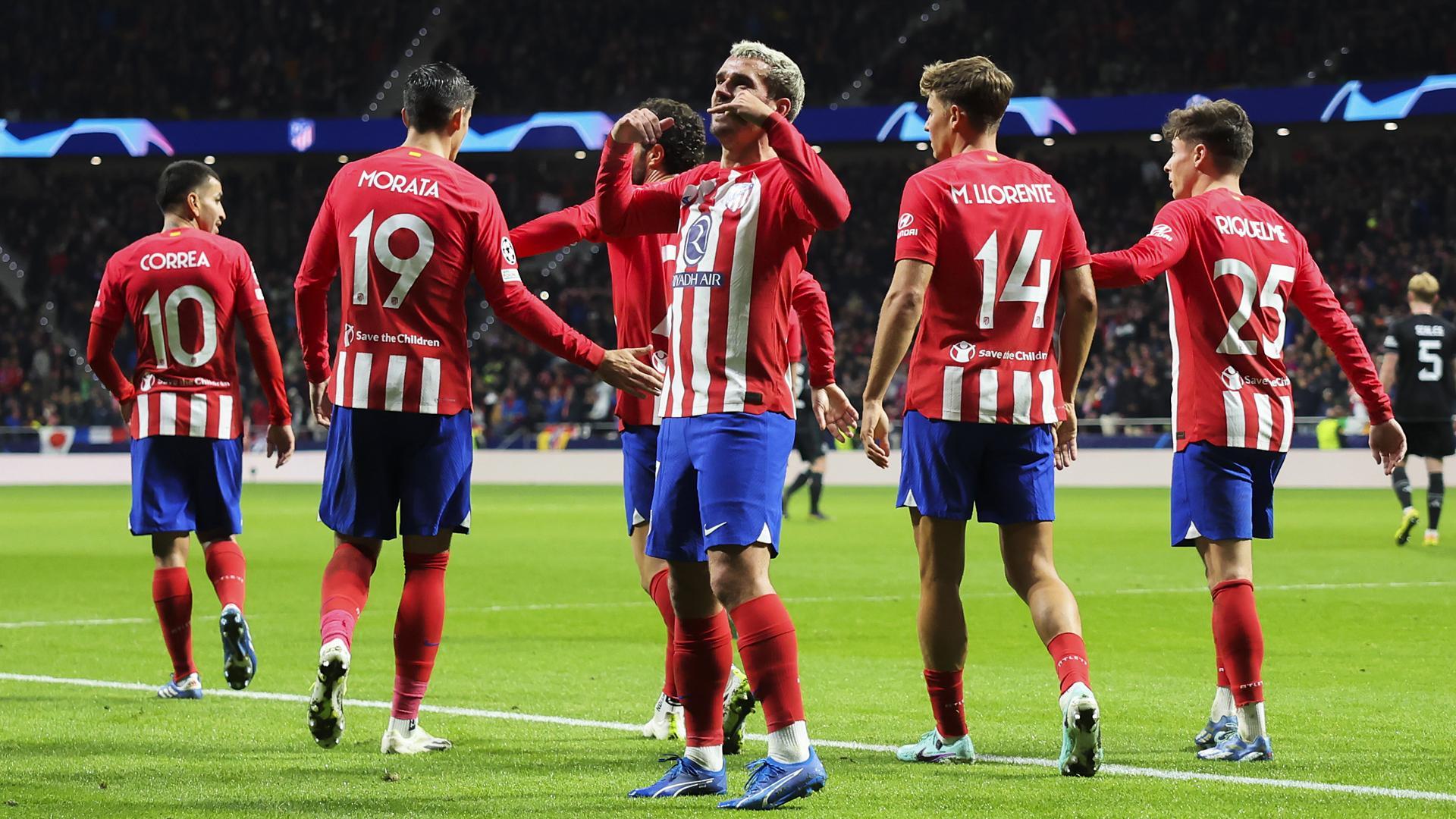 Griezmann agradece los aplausos a la grada tras uno de los goles anotados al Celtic