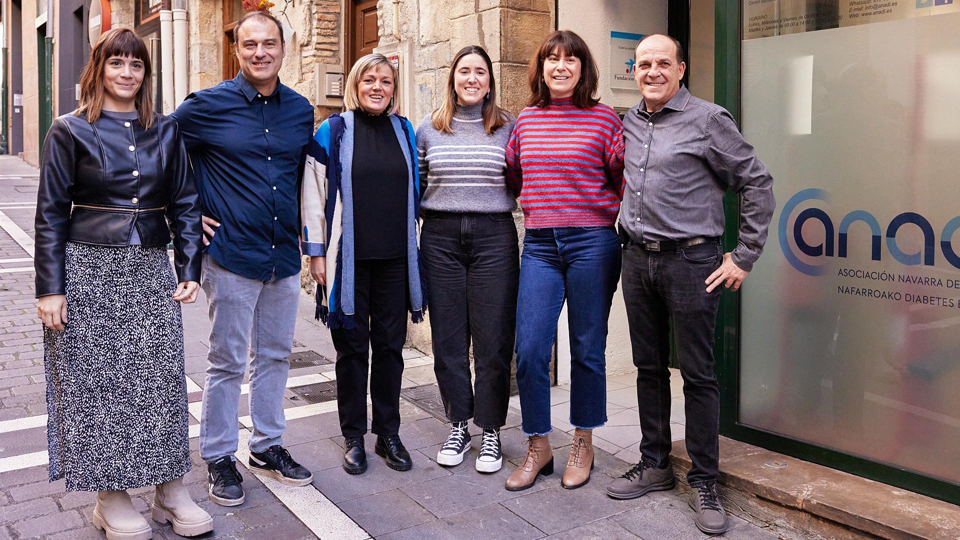 Desde la izda.: Cristina Azagra, trabajadora social; Humberto Perez de Leiva, vicepresidente; Cristina Salvador, coordinadora; Ana Pinedo, psicóloga; Isabel San Martín, enfermera, y Juantxo Remón, presidente de ANADI. A la derecha , una persona con un sensor de medición